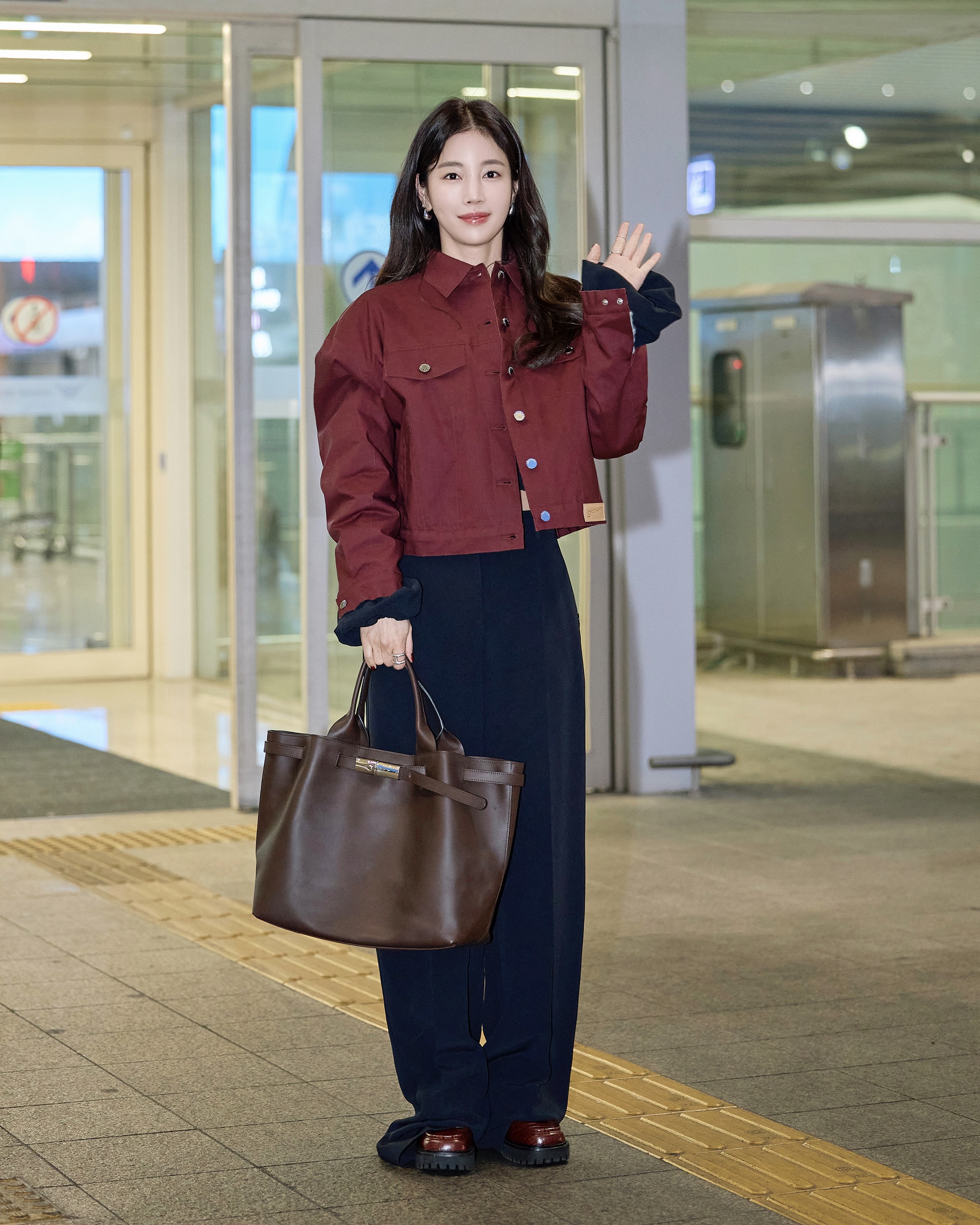 다시 돌아온 빅백의 시대✨
보부상 취향 저격할 넉넉한 수납력 소유한 빅백 3가지🪄🤎
이번 시즌 트렌드 빅백 3가지 추천해 드릴게요.
1. 발렌시아가 여성 로데오 핸드백, 500만 원대
유나가 든 숄더백은 매끄러운 카프스킨 소재와 빈티지 실버 장식이 포인트입니다. 클로슈 키링과 스플릿 링 디테일이 더해졌고, 넉넉한 수납공간으로 실용성까지 갖췄습니다. 체크 셔츠와 브라운 팬츠에 매치해 캐주얼하면서도 세련된 룩을 완성했습니다.
2. 롱샴 르 스마트 탑 핸들백, 190만 원대
기은세가 착용한 토트백은 부드러운 카프스킨 가죽으로 우아한 실루엣을 살린 디자인입니다. 뱀부 클래스프로 장식된 벨트는 길이 조절이 가능해 다양한 스타일로 연출할 수 있죠. 버건디 블루종과 블랙 팬츠에 더해 센스 있는 톤온톤 포인트를 주었습니다.
3. 분크 퍼펙 버튼 업 소프트 호보, 40만 원대
함은정이 든 호보백은 소프트한 가죽으로 자연스럽게 떨어지는 쉐입이 특징입니다. 스냅 장식으로 단계별 클로징이 가능하며, 넉넉한 수납력과 편안한 착용감을 갖춘 빅백이죠. 블레이저와 슬랙스에 매치해 클래식하면서 세련된 오피스룩을 완성했습니다. 이미지7