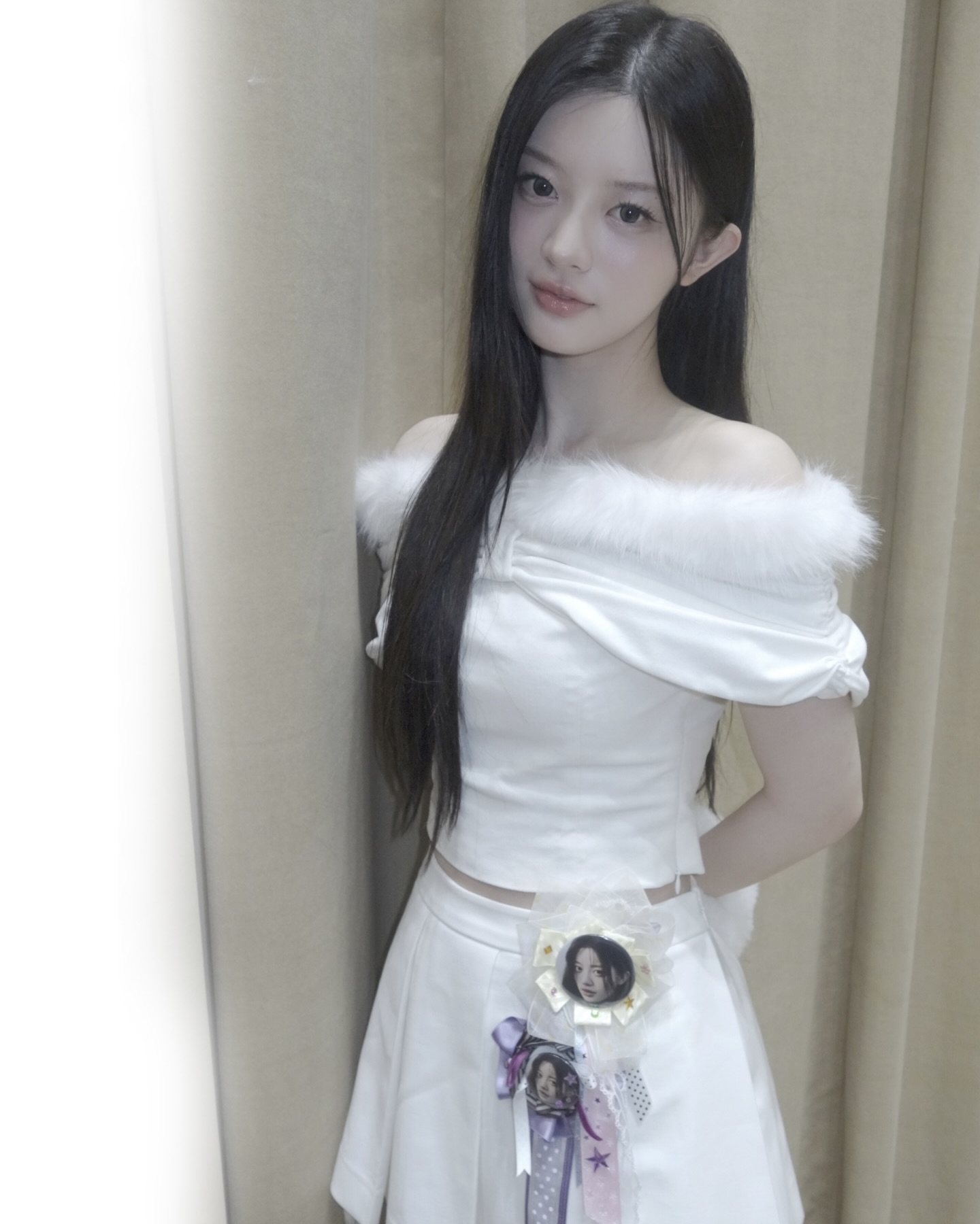 소녀들의 마음을 훔친 로제트💘
나만의 로제트를 골라 옷이나 가방에 곁들여 포인트 주자🌟🌸
최근 꽃 모양의 리본 브로치, 로제트가 유행 중인데요. 로제트는 겹겹이 접은 리본으로 꽃 모양을 만든 장식으로, 옷이나 가방, 모자 등에 달아 스타일에 포인트를 더할 수 있습니다.
특히 자신만의 취향이 담긴 커스텀 로제트가 주목받고 있는데요. 최애 얼굴 사진을 넣은 핀 버튼 형태로 만들거나, 단추와 리본 장식을 더해 개성을 표현하는 방식이 트렌드입니다. 단순한 액세서리를 넘어 팬 문화와 DIY 트렌드가 결합된 아이템입니다. 이미지6