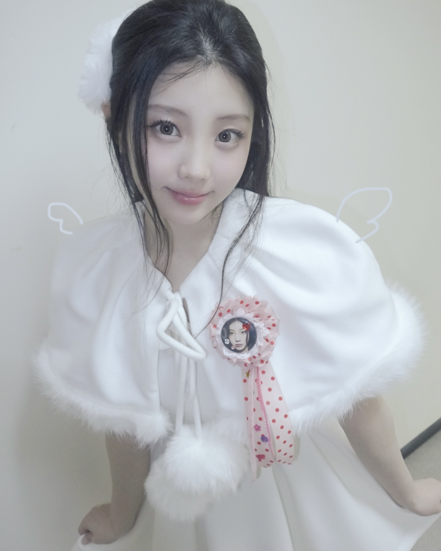 소녀들의 마음을 훔친 로제트💘
나만의 로제트를 골라 옷이나 가방에 곁들여 포인트 주자🌟🌸
최근 꽃 모양의 리본 브로치, 로제트가 유행 중인데요. 로제트는 겹겹이 접은 리본으로 꽃 모양을 만든 장식으로, 옷이나 가방, 모자 등에 달아 스타일에 포인트를 더할 수 있습니다.
특히 자신만의 취향이 담긴 커스텀 로제트가 주목받고 있는데요. 최애 얼굴 사진을 넣은 핀 버튼 형태로 만들거나, 단추와 리본 장식을 더해 개성을 표현하는 방식이 트렌드입니다. 단순한 액세서리를 넘어 팬 문화와 DIY 트렌드가 결합된 아이템입니다. 이미지2