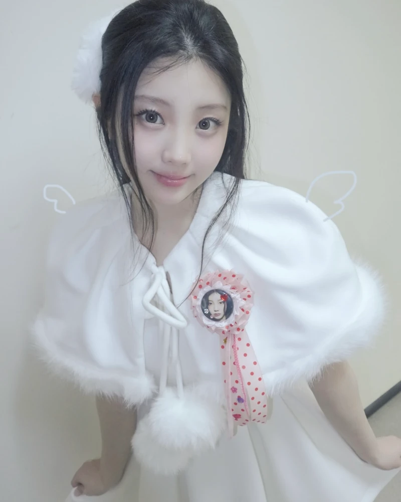 소녀들의 마음을 훔친 로제트💘
나만의 로제트를 골라 옷이나 가방에 곁들여 포인트 주자🌟🌸
최근 꽃 모양의 리본 브로치, 로제트가 유행 중인데요. 로제트는 겹겹이 접은 리본으로 꽃 모양을 만든 장식으로, 옷이나 가방, 모자 등에 달아 스타일에 포인트를 더할 수 있습니다.
특히 자신만의 취향이 담긴 커스텀 로제트가 주목받고 있는데요. 최애 얼굴 사진을 넣은 핀 버튼 형태로 만들거나, 단추와 리본 장식을 더해 개성을 표현하는 방식이 트렌드입니다. 단순한 액세서리를 넘어 팬 문화와 DIY 트렌드가 결합된 아이템입니다. 이미지2