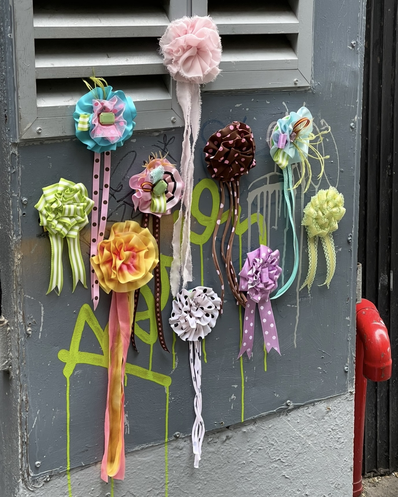 소녀들의 마음을 훔친 로제트💘
나만의 로제트를 골라 옷이나 가방에 곁들여 포인트 주자🌟🌸
최근 꽃 모양의 리본 브로치, 로제트가 유행 중인데요. 로제트는 겹겹이 접은 리본으로 꽃 모양을 만든 장식으로, 옷이나 가방, 모자 등에 달아 스타일에 포인트를 더할 수 있습니다.
특히 자신만의 취향이 담긴 커스텀 로제트가 주목받고 있는데요. 최애 얼굴 사진을 넣은 핀 버튼 형태로 만들거나, 단추와 리본 장식을 더해 개성을 표현하는 방식이 트렌드입니다. 단순한 액세서리를 넘어 팬 문화와 DIY 트렌드가 결합된 아이템입니다. 이미지9