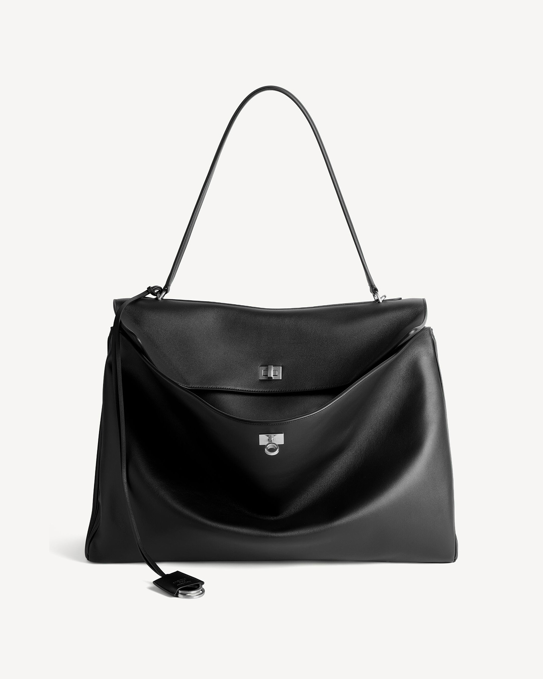 다시 돌아온 빅백의 시대✨
보부상 취향 저격할 넉넉한 수납력 소유한 빅백 3가지🪄🤎
이번 시즌 트렌드 빅백 3가지 추천해 드릴게요.
1. 발렌시아가 여성 로데오 핸드백, 500만 원대
유나가 든 숄더백은 매끄러운 카프스킨 소재와 빈티지 실버 장식이 포인트입니다. 클로슈 키링과 스플릿 링 디테일이 더해졌고, 넉넉한 수납공간으로 실용성까지 갖췄습니다. 체크 셔츠와 브라운 팬츠에 매치해 캐주얼하면서도 세련된 룩을 완성했습니다.
2. 롱샴 르 스마트 탑 핸들백, 190만 원대
기은세가 착용한 토트백은 부드러운 카프스킨 가죽으로 우아한 실루엣을 살린 디자인입니다. 뱀부 클래스프로 장식된 벨트는 길이 조절이 가능해 다양한 스타일로 연출할 수 있죠. 버건디 블루종과 블랙 팬츠에 더해 센스 있는 톤온톤 포인트를 주었습니다.
3. 분크 퍼펙 버튼 업 소프트 호보, 40만 원대
함은정이 든 호보백은 소프트한 가죽으로 자연스럽게 떨어지는 쉐입이 특징입니다. 스냅 장식으로 단계별 클로징이 가능하며, 넉넉한 수납력과 편안한 착용감을 갖춘 빅백이죠. 블레이저와 슬랙스에 매치해 클래식하면서 세련된 오피스룩을 완성했습니다. 이미지4