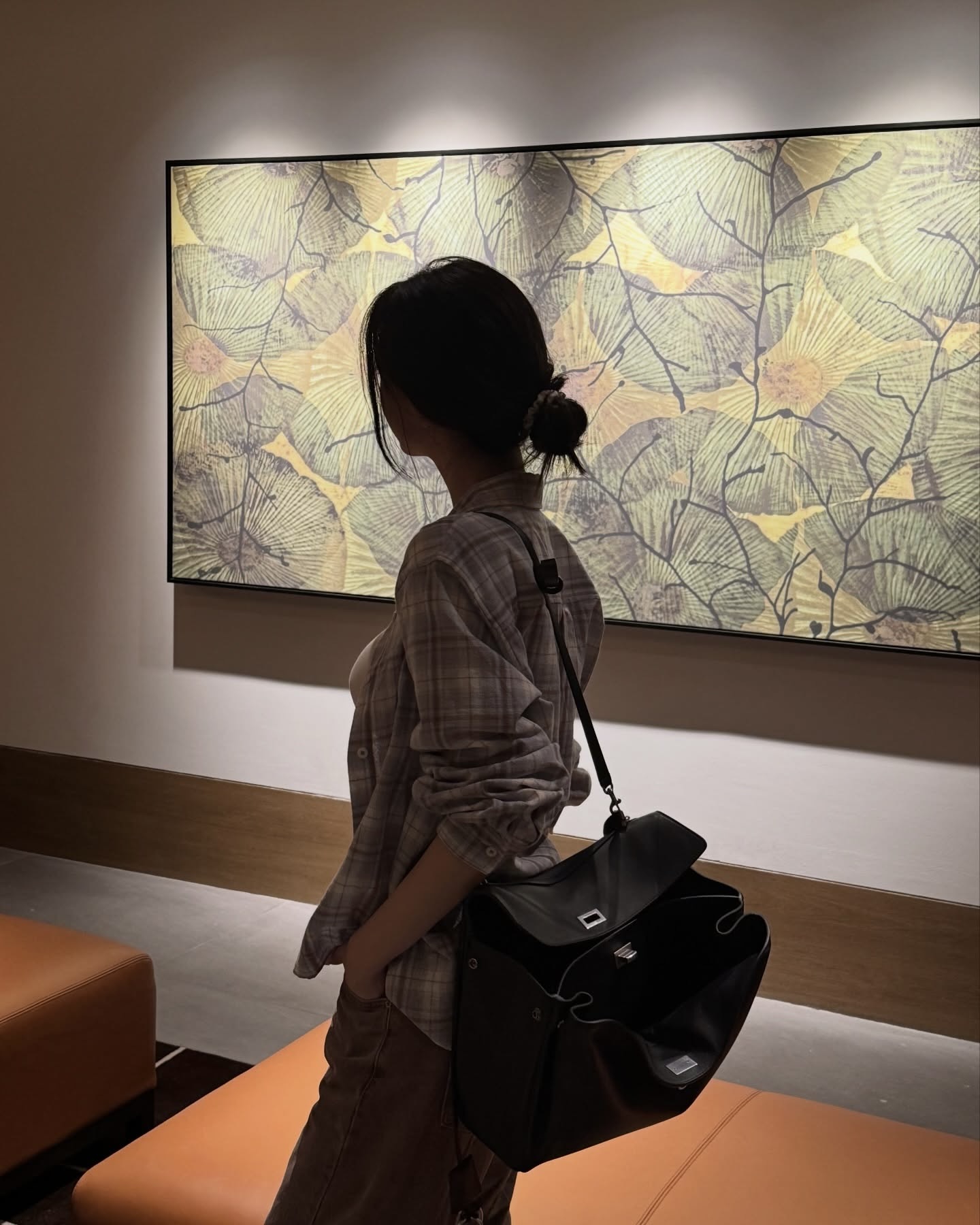 다시 돌아온 빅백의 시대✨
보부상 취향 저격할 넉넉한 수납력 소유한 빅백 3가지🪄🤎
이번 시즌 트렌드 빅백 3가지 추천해 드릴게요.
1. 발렌시아가 여성 로데오 핸드백, 500만 원대
유나가 든 숄더백은 매끄러운 카프스킨 소재와 빈티지 실버 장식이 포인트입니다. 클로슈 키링과 스플릿 링 디테일이 더해졌고, 넉넉한 수납공간으로 실용성까지 갖췄습니다. 체크 셔츠와 브라운 팬츠에 매치해 캐주얼하면서도 세련된 룩을 완성했습니다.
2. 롱샴 르 스마트 탑 핸들백, 190만 원대
기은세가 착용한 토트백은 부드러운 카프스킨 가죽으로 우아한 실루엣을 살린 디자인입니다. 뱀부 클래스프로 장식된 벨트는 길이 조절이 가능해 다양한 스타일로 연출할 수 있죠. 버건디 블루종과 블랙 팬츠에 더해 센스 있는 톤온톤 포인트를 주었습니다.
3. 분크 퍼펙 버튼 업 소프트 호보, 40만 원대
함은정이 든 호보백은 소프트한 가죽으로 자연스럽게 떨어지는 쉐입이 특징입니다. 스냅 장식으로 단계별 클로징이 가능하며, 넉넉한 수납력과 편안한 착용감을 갖춘 빅백이죠. 블레이저와 슬랙스에 매치해 클래식하면서 세련된 오피스룩을 완성했습니다. 이미지3