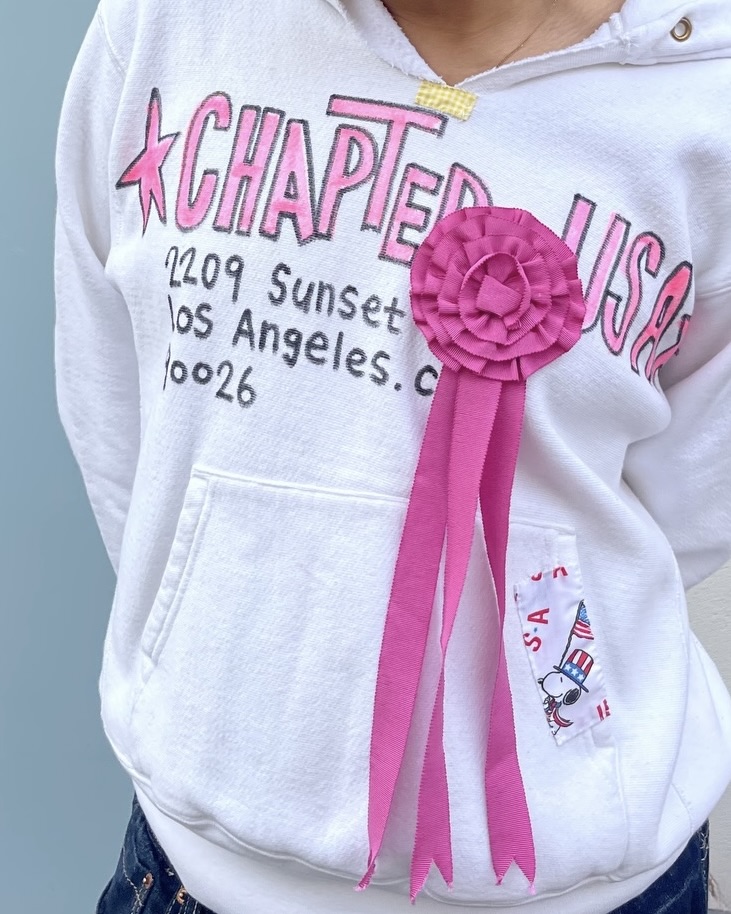 소녀들의 마음을 훔친 로제트💘
나만의 로제트를 골라 옷이나 가방에 곁들여 포인트 주자🌟🌸
최근 꽃 모양의 리본 브로치, 로제트가 유행 중인데요. 로제트는 겹겹이 접은 리본으로 꽃 모양을 만든 장식으로, 옷이나 가방, 모자 등에 달아 스타일에 포인트를 더할 수 있습니다.
특히 자신만의 취향이 담긴 커스텀 로제트가 주목받고 있는데요. 최애 얼굴 사진을 넣은 핀 버튼 형태로 만들거나, 단추와 리본 장식을 더해 개성을 표현하는 방식이 트렌드입니다. 단순한 액세서리를 넘어 팬 문화와 DIY 트렌드가 결합된 아이템입니다. 이미지3