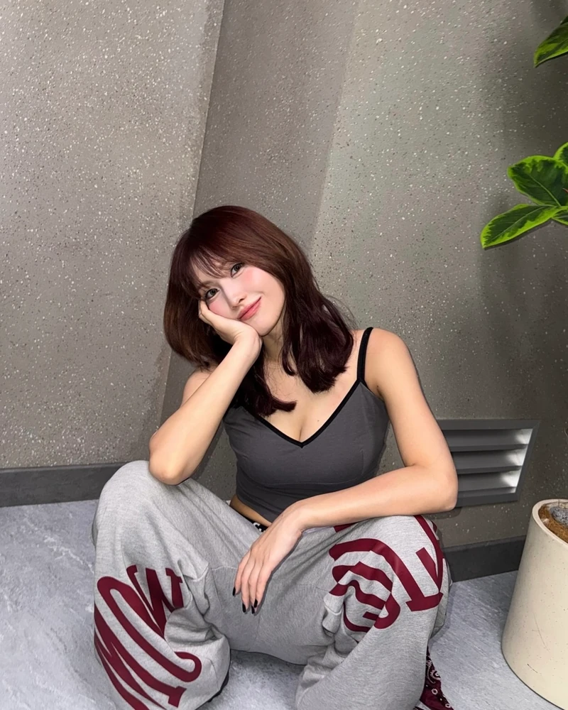 계속 손이 가는 트레이닝 팬츠??🔍
일상부터 운동까지 멀티 플레이어 팬츠 하나로 해결해 보자😎👍🏻
데일리로 편하게 입기 좋은 트레이닝 팬츠 3가지 모았습니다.
1. 모왈롤라 스탬프 조거, 60만 원대
모모가 착용한 바지는 여유로운 와이드 핏에 코튼 팬츠입니다. 에어브러시 기법으로 완성한 브랜드 로고 스크린 프린트가 그라데이션 효과를 더한 것이 특징입니다. 모모처럼 민소매 상의와 새깅 스타일로 연출하면 스트릿한 룩을 완성할 수 있습니다.
2. 아웃도어 보이스 OV 로고 스웻팬츠, 11만 원대
윤이재가 입은 바지는 여유로운 스트레이트 핏과 포근한 면 혼방 기모 소재로 사계절 내내 착용하기 좋습니다. 허리와 밑단 스트링으로 자유롭게 실루엣 조절 가능하죠. 같은 컬러 후드집업과 셋업으로 입으면 깔끔한 캐주얼룩을 완성할 수 있습니다.
3. 아뜰리에 에디션 벨티드 스웻팬츠, 14만 원대
정혜임이 착용한 바지는 편안한 와이드 핏과 부드러운 코튼 소재, 양면 허리 밴딩이 특징이죠. 벨트 고리로 스타일 변화를 주고, 밑단의 스토퍼 스트링으로 실루엣 조절도 가능합니다. 무채색 후드집업과 입으면 데일리한 꾸안꾸룩을 완성할 수 있습니다. 이미지1