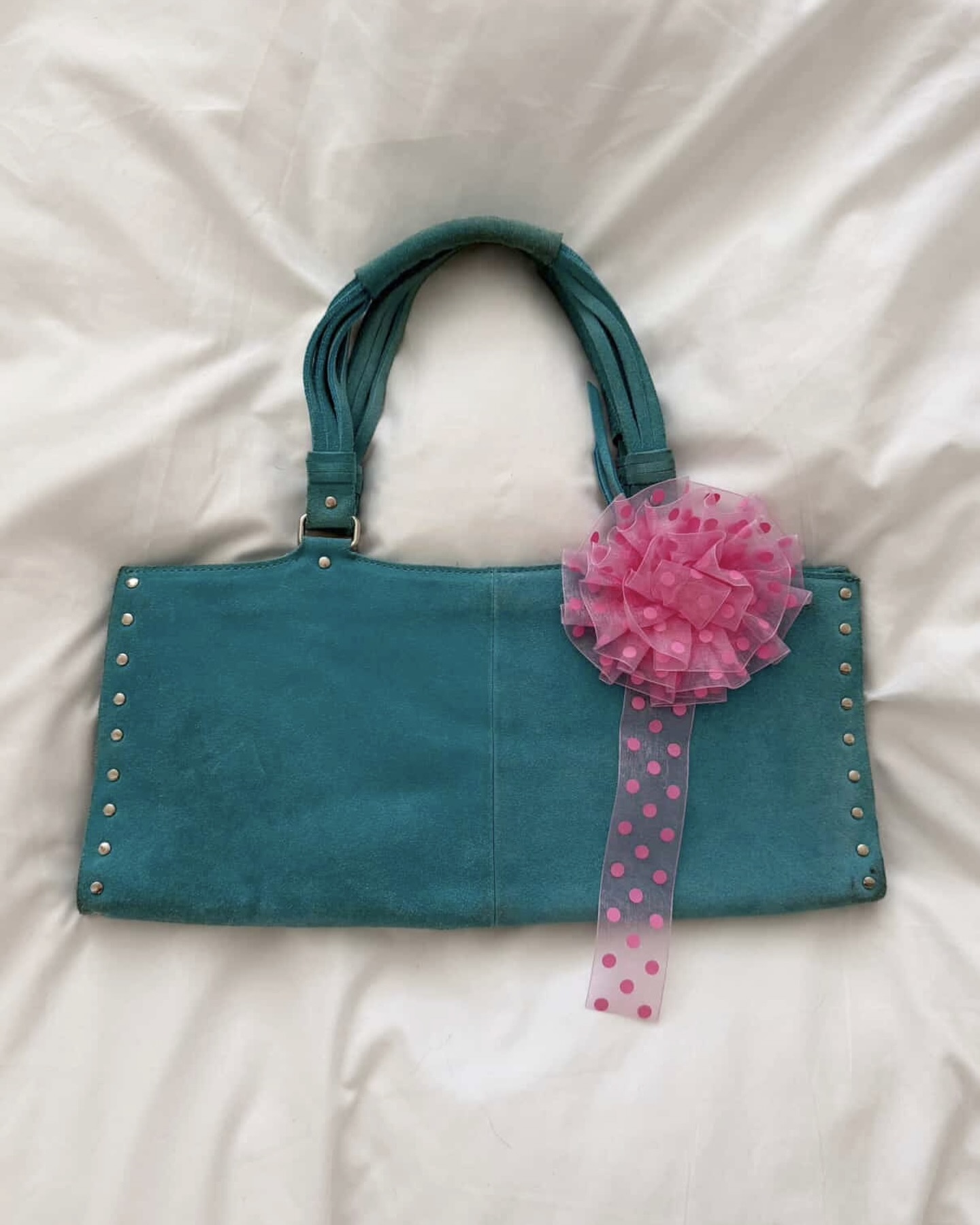 소녀들의 마음을 훔친 로제트💘
나만의 로제트를 골라 옷이나 가방에 곁들여 포인트 주자🌟🌸
최근 꽃 모양의 리본 브로치, 로제트가 유행 중인데요. 로제트는 겹겹이 접은 리본으로 꽃 모양을 만든 장식으로, 옷이나 가방, 모자 등에 달아 스타일에 포인트를 더할 수 있습니다.
특히 자신만의 취향이 담긴 커스텀 로제트가 주목받고 있는데요. 최애 얼굴 사진을 넣은 핀 버튼 형태로 만들거나, 단추와 리본 장식을 더해 개성을 표현하는 방식이 트렌드입니다. 단순한 액세서리를 넘어 팬 문화와 DIY 트렌드가 결합된 아이템입니다. 이미지4