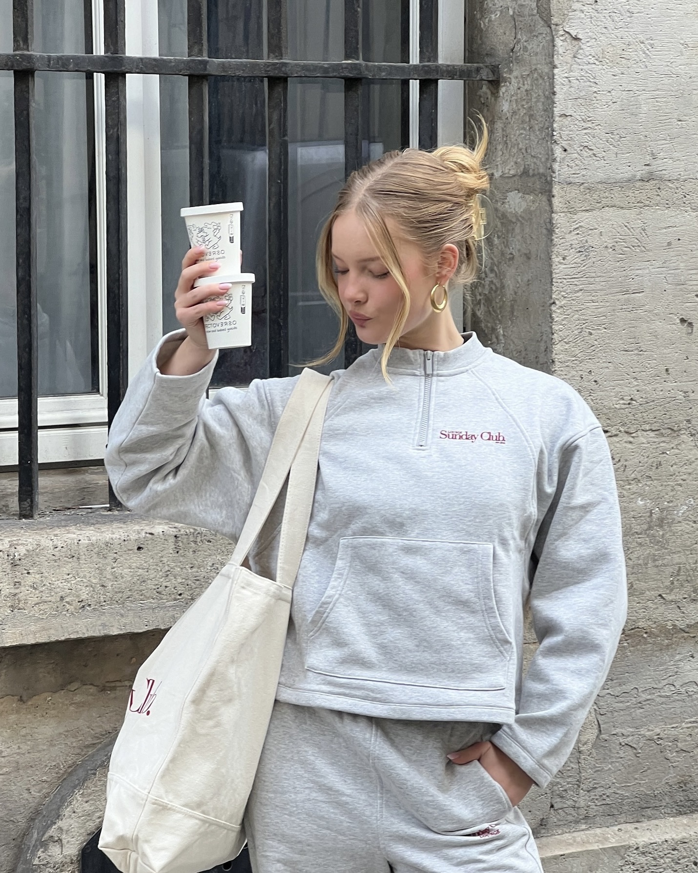 매번 이상하게 집히는 집게핀 헤어🤔
쉽고 간단하게 헤어 스타일링하는 법 알려줄게💁🏻♀️🦀
집게핀 연출법 3가지, 참고해 보세요.
1. 포니테일 집게핀 업스타일
먼저 머리를 하나로 묶어 포니테일을 만든 뒤, 위아래 두 갈래로 나눕니다. 윗부분에 집게핀을 고정한 다음, 나눠둔 위아래 각각을 다시 두 갈래로 나눠 가볍게 꼬아 집게핀 안쪽으로 넣어 정돈하면 스타일이 완성됩니다.
2. 트위스트 집게핀 업스타일
머리카락을 한 손에 모아 잡은 뒤 두 손가락에 한 바퀴 감아 비틀듯 위로 올립니다. 남은 끝부분은 안쪽으로 넣어 하나로 정리한 다음 집게핀으로 고정합니다. 마지막으로 볼륨을 살려 가볍게 정돈하면 스타일이 완성됩니다.
3. 집게핀 꼬임 업스타일
머리카락을 한 손에 모은 뒤 집게핀을 뒤집은 상태로 위쪽에서 넣어 고정합니다. 이후 집게핀을 옆으로 돌리듯 고정한 다음, 남은 꽁지머리를 위로 올려 집게핀 안쪽에 넣어 정리하면 스타일이 완성됩니다. 이미지8