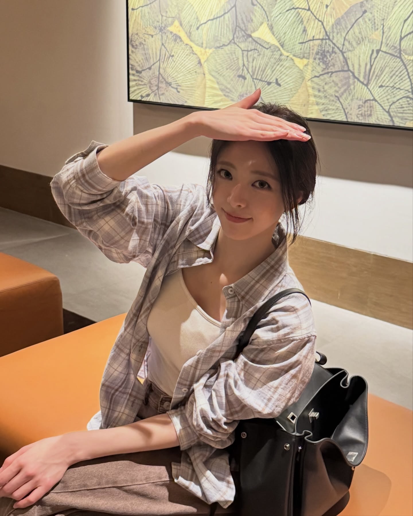 다시 돌아온 빅백의 시대✨
보부상 취향 저격할 넉넉한 수납력 소유한 빅백 3가지🪄🤎
이번 시즌 트렌드 빅백 3가지 추천해 드릴게요.
1. 발렌시아가 여성 로데오 핸드백, 500만 원대
유나가 든 숄더백은 매끄러운 카프스킨 소재와 빈티지 실버 장식이 포인트입니다. 클로슈 키링과 스플릿 링 디테일이 더해졌고, 넉넉한 수납공간으로 실용성까지 갖췄습니다. 체크 셔츠와 브라운 팬츠에 매치해 캐주얼하면서도 세련된 룩을 완성했습니다.
2. 롱샴 르 스마트 탑 핸들백, 190만 원대
기은세가 착용한 토트백은 부드러운 카프스킨 가죽으로 우아한 실루엣을 살린 디자인입니다. 뱀부 클래스프로 장식된 벨트는 길이 조절이 가능해 다양한 스타일로 연출할 수 있죠. 버건디 블루종과 블랙 팬츠에 더해 센스 있는 톤온톤 포인트를 주었습니다.
3. 분크 퍼펙 버튼 업 소프트 호보, 40만 원대
함은정이 든 호보백은 소프트한 가죽으로 자연스럽게 떨어지는 쉐입이 특징입니다. 스냅 장식으로 단계별 클로징이 가능하며, 넉넉한 수납력과 편안한 착용감을 갖춘 빅백이죠. 블레이저와 슬랙스에 매치해 클래식하면서 세련된 오피스룩을 완성했습니다. 이미지2