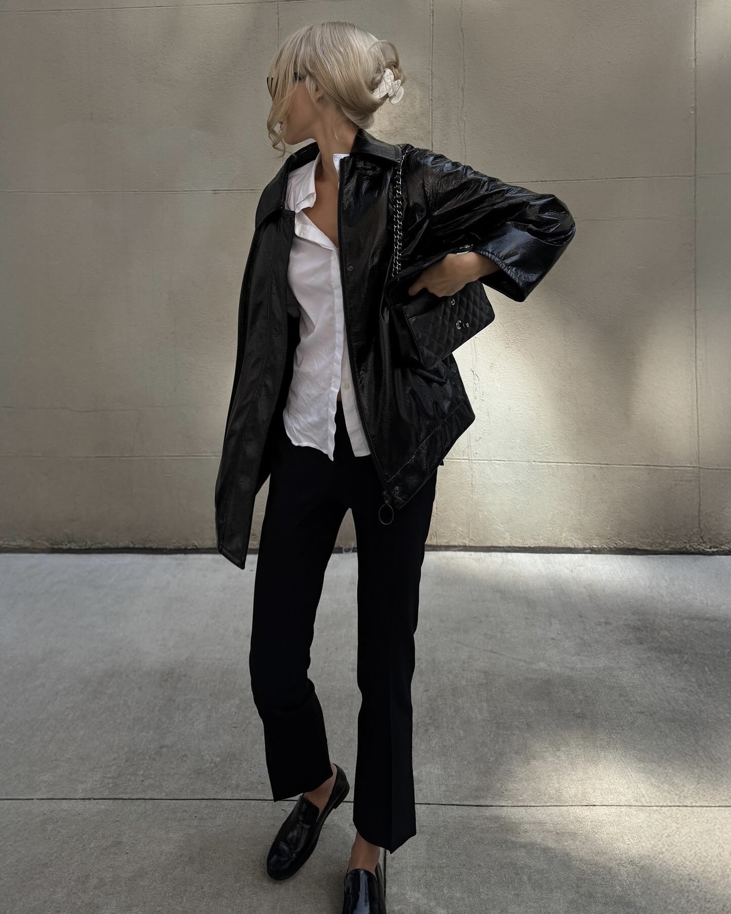 매번 이상하게 집히는 집게핀 헤어🤔
쉽고 간단하게 헤어 스타일링하는 법 알려줄게💁🏻♀️🦀
집게핀 연출법 3가지, 참고해 보세요.
1. 포니테일 집게핀 업스타일
먼저 머리를 하나로 묶어 포니테일을 만든 뒤, 위아래 두 갈래로 나눕니다. 윗부분에 집게핀을 고정한 다음, 나눠둔 위아래 각각을 다시 두 갈래로 나눠 가볍게 꼬아 집게핀 안쪽으로 넣어 정돈하면 스타일이 완성됩니다.
2. 트위스트 집게핀 업스타일
머리카락을 한 손에 모아 잡은 뒤 두 손가락에 한 바퀴 감아 비틀듯 위로 올립니다. 남은 끝부분은 안쪽으로 넣어 하나로 정리한 다음 집게핀으로 고정합니다. 마지막으로 볼륨을 살려 가볍게 정돈하면 스타일이 완성됩니다.
3. 집게핀 꼬임 업스타일
머리카락을 한 손에 모은 뒤 집게핀을 뒤집은 상태로 위쪽에서 넣어 고정합니다. 이후 집게핀을 옆으로 돌리듯 고정한 다음, 남은 꽁지머리를 위로 올려 집게핀 안쪽에 넣어 정리하면 스타일이 완성됩니다. 이미지7