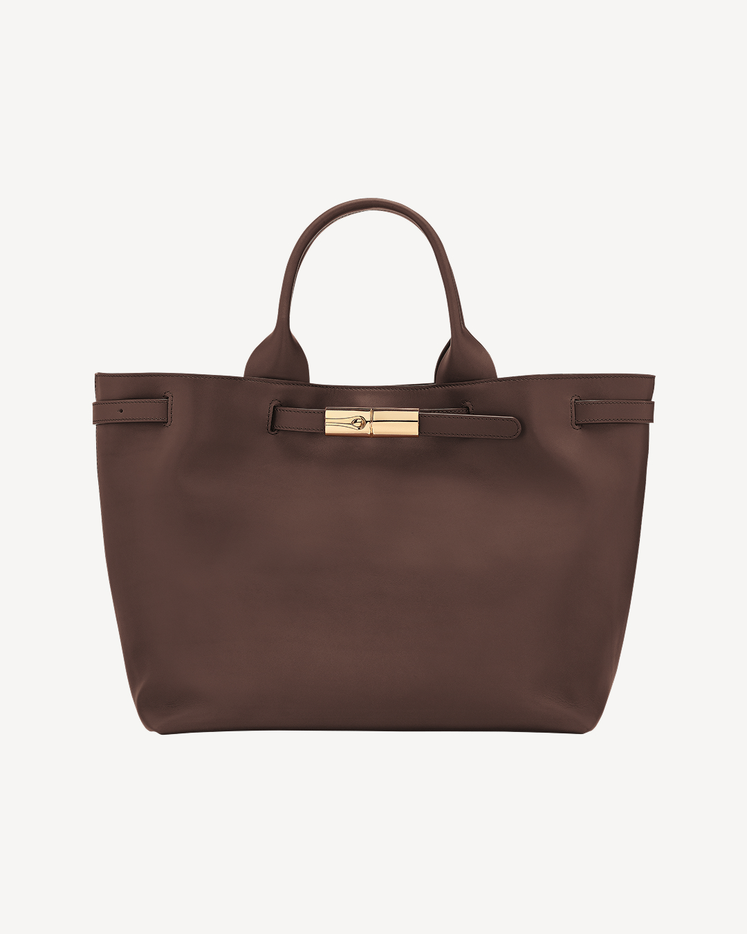 다시 돌아온 빅백의 시대✨
보부상 취향 저격할 넉넉한 수납력 소유한 빅백 3가지🪄🤎
이번 시즌 트렌드 빅백 3가지 추천해 드릴게요.
1. 발렌시아가 여성 로데오 핸드백, 500만 원대
유나가 든 숄더백은 매끄러운 카프스킨 소재와 빈티지 실버 장식이 포인트입니다. 클로슈 키링과 스플릿 링 디테일이 더해졌고, 넉넉한 수납공간으로 실용성까지 갖췄습니다. 체크 셔츠와 브라운 팬츠에 매치해 캐주얼하면서도 세련된 룩을 완성했습니다.
2. 롱샴 르 스마트 탑 핸들백, 190만 원대
기은세가 착용한 토트백은 부드러운 카프스킨 가죽으로 우아한 실루엣을 살린 디자인입니다. 뱀부 클래스프로 장식된 벨트는 길이 조절이 가능해 다양한 스타일로 연출할 수 있죠. 버건디 블루종과 블랙 팬츠에 더해 센스 있는 톤온톤 포인트를 주었습니다.
3. 분크 퍼펙 버튼 업 소프트 호보, 40만 원대
함은정이 든 호보백은 소프트한 가죽으로 자연스럽게 떨어지는 쉐입이 특징입니다. 스냅 장식으로 단계별 클로징이 가능하며, 넉넉한 수납력과 편안한 착용감을 갖춘 빅백이죠. 블레이저와 슬랙스에 매치해 클래식하면서 세련된 오피스룩을 완성했습니다. 이미지8