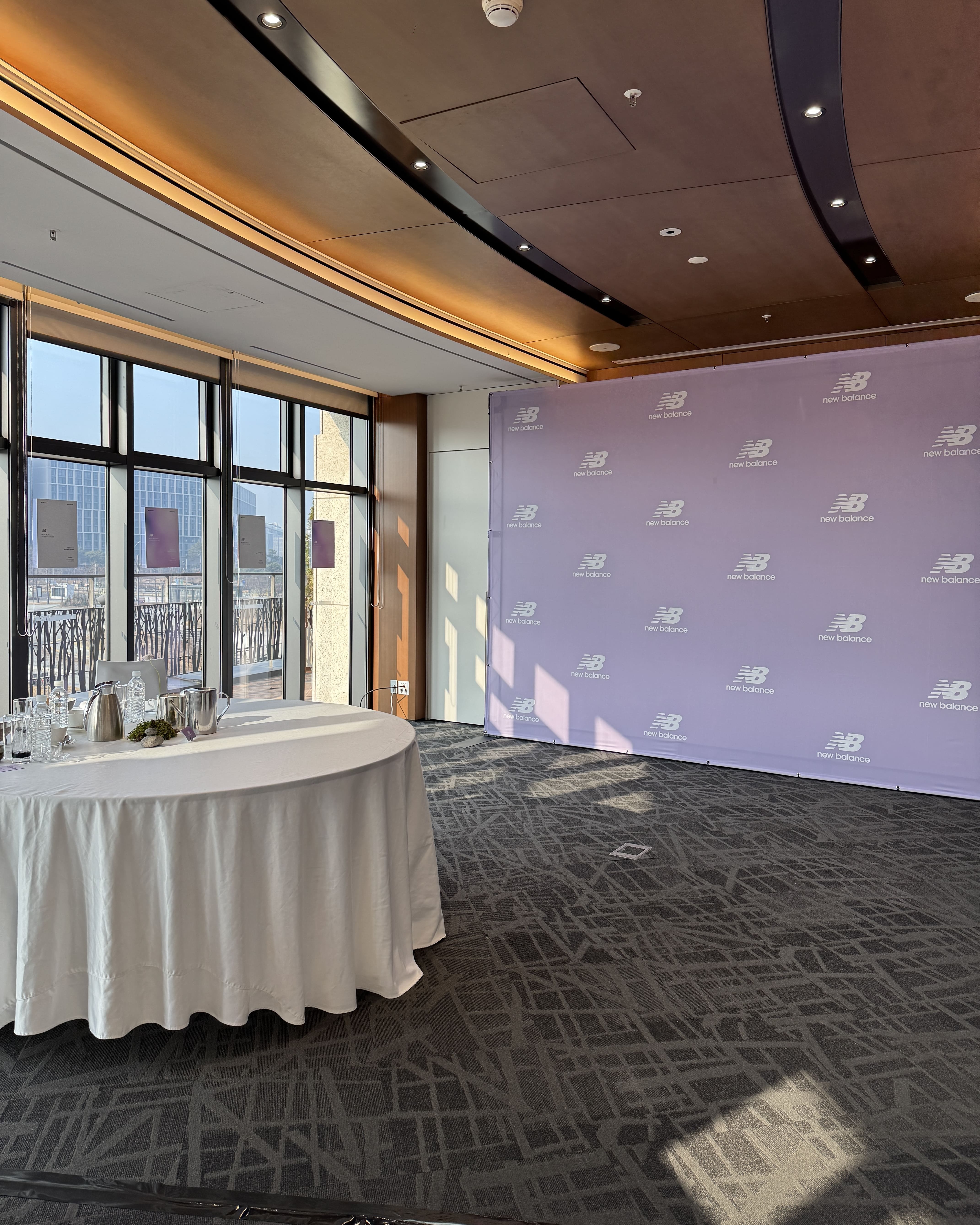 그냥 애슬레저가 아니에요!👀
퍼플 컬러와 함께 완성한 감각적인 시티 애슬레저🧘🏻♀️💜
뉴발란스 우먼스가 코트야드 메리어트 서울 보타닉파크에서 센슈얼 소프트 컬렉션과 함께한 웰니스 프로그램을 선보였습니다. 부드러운 잔골지 소재와 뛰어난 신축성을 가진 시티 애슬레저 셋업으로, 운동부터 일상까지 활용할 수 있는 점이 특징인데요. 슬림한 실루엣이 더해져 편안하고 세련된 무드를 완성했으며, 이번 컬렉션의 키 컬러인 퍼플이 더해져 감각적인 웰니스 룩을 보여줍니다.
서울식물원이 내려다보이는 호텔 루프탑에서 요가와 티 프로그램을 진행하며, 도심 속 웰니스 무드를 완성했습니다. 뉴발란스 우먼스의 웰니스 무드를 지금 바로 확인해보세요. 이미지7