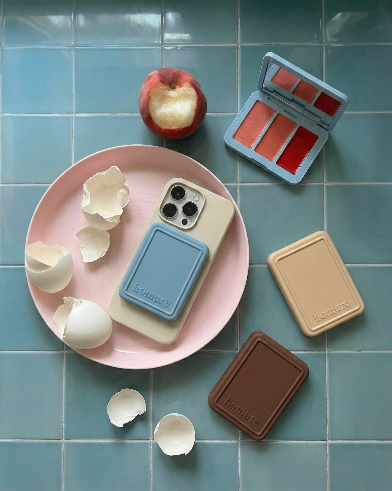 요즘 코덕들한텐 이게 필수템💛
파우치 없이 챙기는 미니 뷰티템 립앤치크🍑🪞
호미어의 포켓 립앤치크는 가볍고 간편한 뷰티 아이템을 찾는 코덕들의 눈길을 끌고 있습니다. 손에 들어오는 콤팩트한 사이즈에 립과 치크를 함께 담아, 외출 시 짐을 한층 간소화할 수 있는 점이 특징인데요.
특히 맥세이프 기능을 적용해 스마트폰 뒤에 부착할 수 있도록 한 것이 포인트인데요. 파우치 없이도 휴대가 가능해 가볍게 외출하고 싶은 날 활용하기 좋은 아이템입니다.
- 호미어 포켓 립앤치크, 3만 원대 이미지3