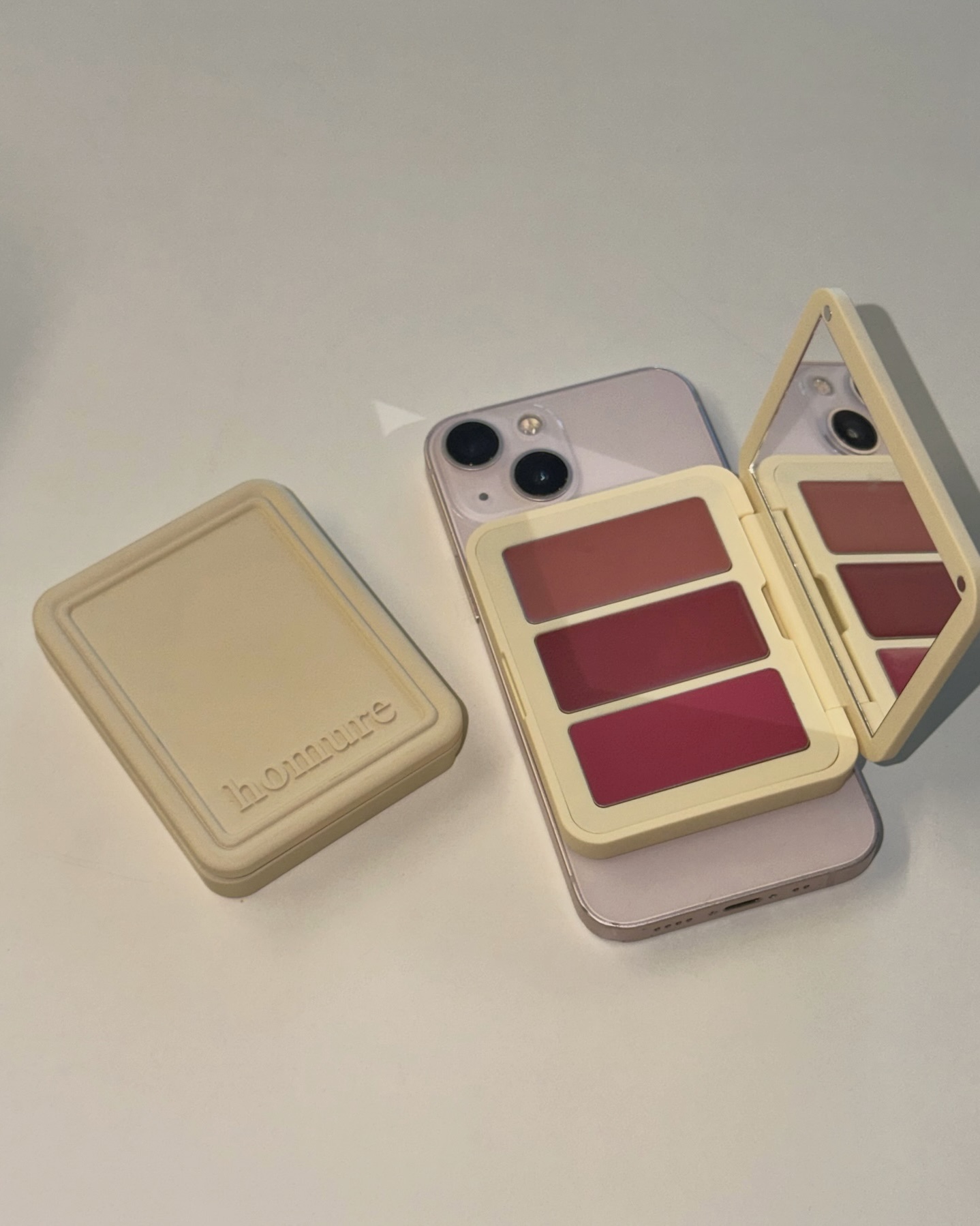 요즘 코덕들한텐 이게 필수템💛
파우치 없이 챙기는 미니 뷰티템 립앤치크🍑🪞
호미어의 포켓 립앤치크는 가볍고 간편한 뷰티 아이템을 찾는 코덕들의 눈길을 끌고 있습니다. 손에 들어오는 콤팩트한 사이즈에 립과 치크를 함께 담아, 외출 시 짐을 한층 간소화할 수 있는 점이 특징인데요.
특히 맥세이프 기능을 적용해 스마트폰 뒤에 부착할 수 있도록 한 것이 포인트인데요. 파우치 없이도 휴대가 가능해 가볍게 외출하고 싶은 날 활용하기 좋은 아이템입니다.
- 호미어 포켓 립앤치크, 3만 원대 이미지9