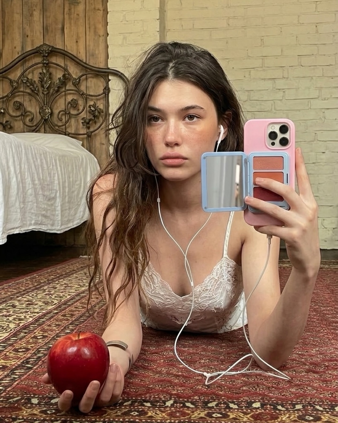 요즘 코덕들한텐 이게 필수템💛
파우치 없이 챙기는 미니 뷰티템 립앤치크🍑🪞
호미어의 포켓 립앤치크는 가볍고 간편한 뷰티 아이템을 찾는 코덕들의 눈길을 끌고 있습니다. 손에 들어오는 콤팩트한 사이즈에 립과 치크를 함께 담아, 외출 시 짐을 한층 간소화할 수 있는 점이 특징인데요.
특히 맥세이프 기능을 적용해 스마트폰 뒤에 부착할 수 있도록 한 것이 포인트인데요. 파우치 없이도 휴대가 가능해 가볍게 외출하고 싶은 날 활용하기 좋은 아이템입니다.
- 호미어 포켓 립앤치크, 3만 원대 이미지4