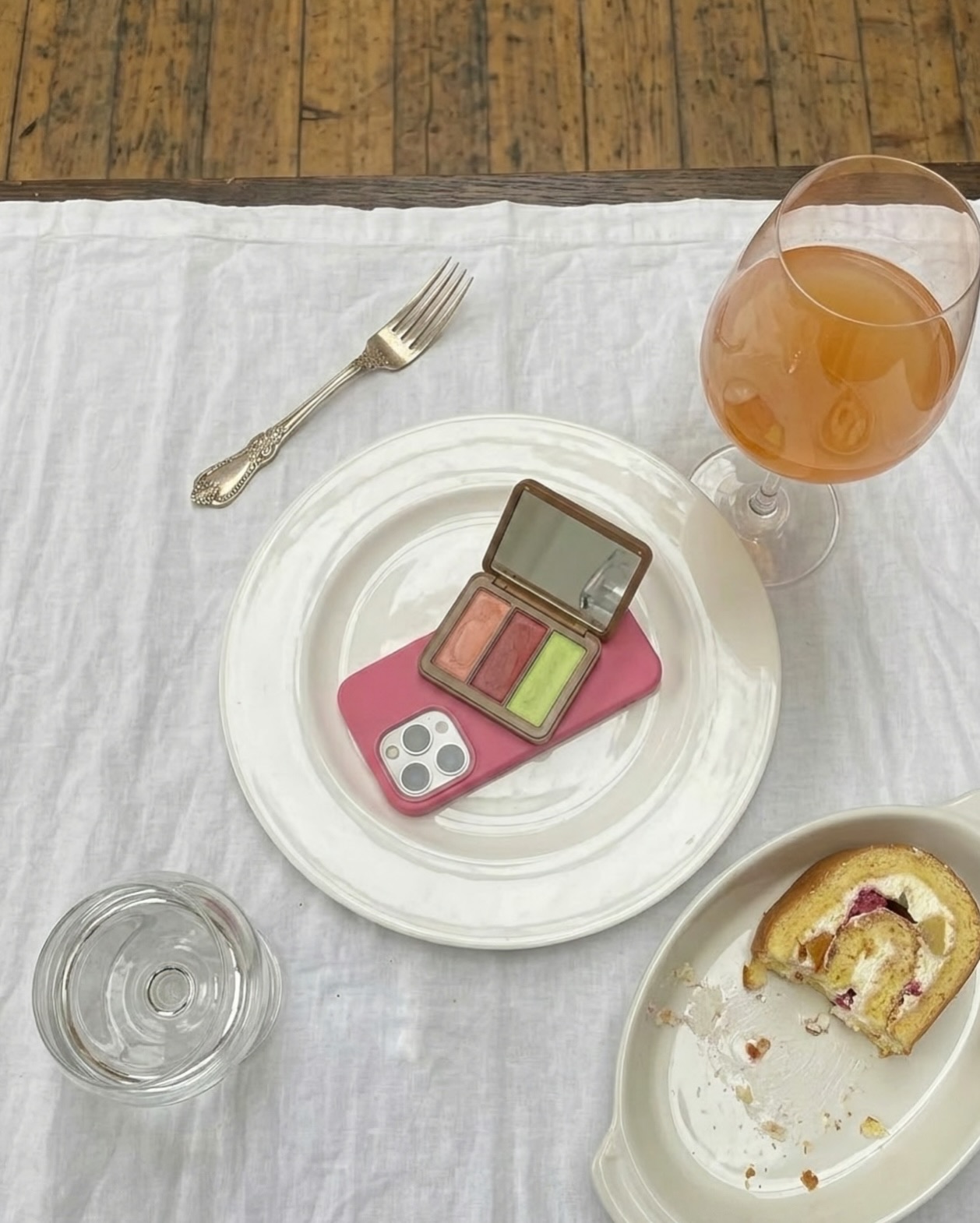 요즘 코덕들한텐 이게 필수템💛
파우치 없이 챙기는 미니 뷰티템 립앤치크🍑🪞
호미어의 포켓 립앤치크는 가볍고 간편한 뷰티 아이템을 찾는 코덕들의 눈길을 끌고 있습니다. 손에 들어오는 콤팩트한 사이즈에 립과 치크를 함께 담아, 외출 시 짐을 한층 간소화할 수 있는 점이 특징인데요.
특히 맥세이프 기능을 적용해 스마트폰 뒤에 부착할 수 있도록 한 것이 포인트인데요. 파우치 없이도 휴대가 가능해 가볍게 외출하고 싶은 날 활용하기 좋은 아이템입니다.
- 호미어 포켓 립앤치크, 3만 원대 이미지7