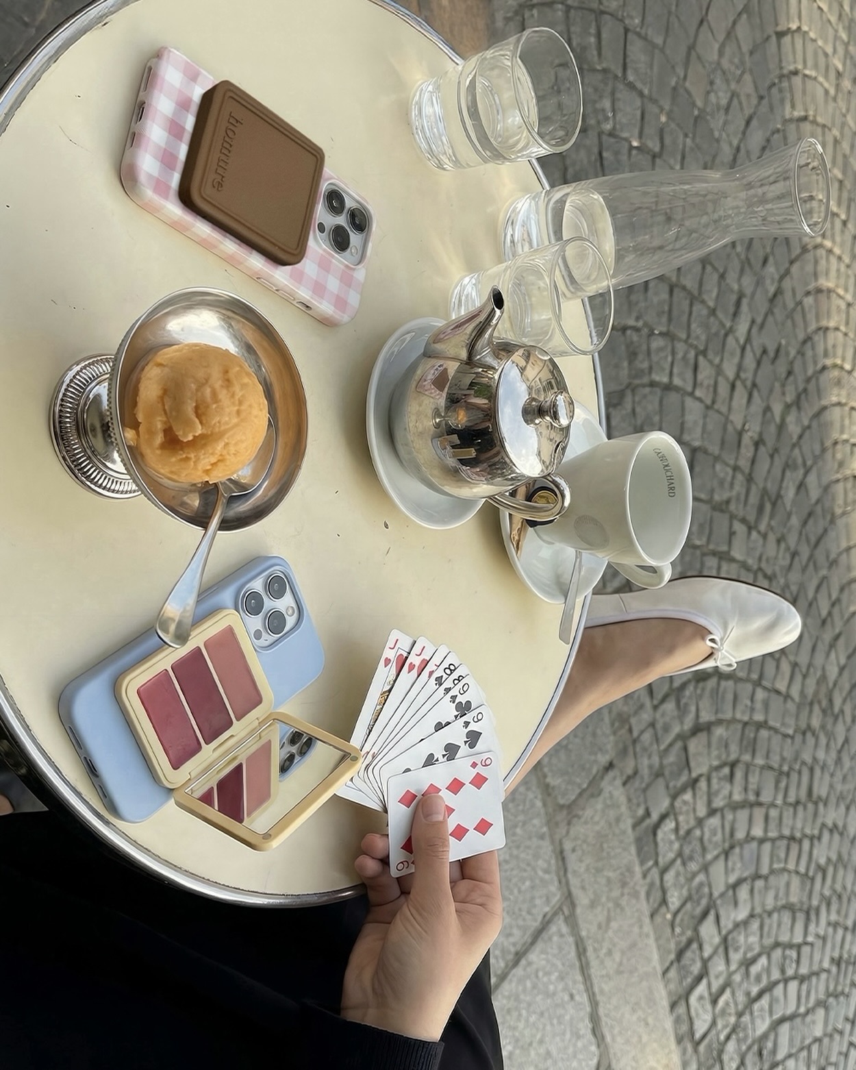 요즘 코덕들한텐 이게 필수템💛
파우치 없이 챙기는 미니 뷰티템 립앤치크🍑🪞
호미어의 포켓 립앤치크는 가볍고 간편한 뷰티 아이템을 찾는 코덕들의 눈길을 끌고 있습니다. 손에 들어오는 콤팩트한 사이즈에 립과 치크를 함께 담아, 외출 시 짐을 한층 간소화할 수 있는 점이 특징인데요.
특히 맥세이프 기능을 적용해 스마트폰 뒤에 부착할 수 있도록 한 것이 포인트인데요. 파우치 없이도 휴대가 가능해 가볍게 외출하고 싶은 날 활용하기 좋은 아이템입니다.
- 호미어 포켓 립앤치크, 3만 원대 이미지8