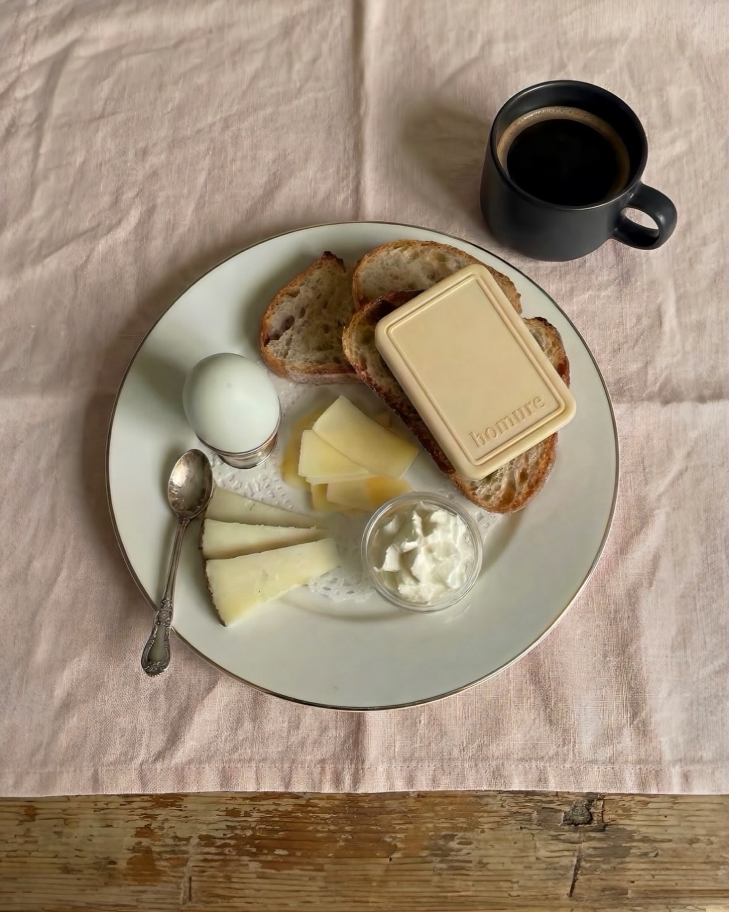 요즘 코덕들한텐 이게 필수템💛
파우치 없이 챙기는 미니 뷰티템 립앤치크🍑🪞
호미어의 포켓 립앤치크는 가볍고 간편한 뷰티 아이템을 찾는 코덕들의 눈길을 끌고 있습니다. 손에 들어오는 콤팩트한 사이즈에 립과 치크를 함께 담아, 외출 시 짐을 한층 간소화할 수 있는 점이 특징인데요.
특히 맥세이프 기능을 적용해 스마트폰 뒤에 부착할 수 있도록 한 것이 포인트인데요. 파우치 없이도 휴대가 가능해 가볍게 외출하고 싶은 날 활용하기 좋은 아이템입니다.
- 호미어 포켓 립앤치크, 3만 원대 이미지2