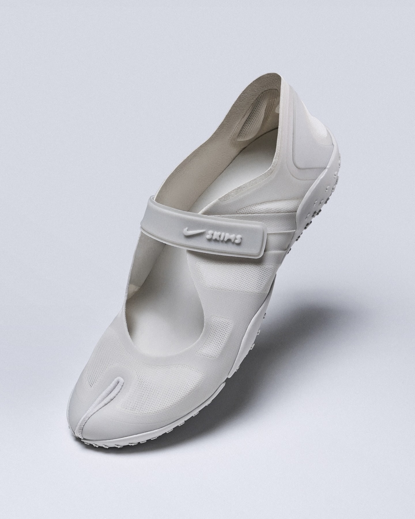 나이키스킴스, 또 예쁜 거 냈네?🤍
핫걸 킴카다시안 따라가기 바쁘다 바빠😮🏃♀️
나이키와 스킴스가 두 번째 컬렉션인 NikeSKIMS 2026 봄 피트니스 컬렉션을 공개했습니다. 이번 드롭은 새로운 짐 에센셜과 풋웨어를 더한 컬렉션으로, 매트와 샤인 소재를 조합한 아이템과 봄 시즌에 어울리는 새로운 컬러를 함께 선보였는데요.
새로운 컬러인 라이트본 리프트 메쉬 슈즈를 비롯해 봄 시즌에 맞춘 다양한 워크아웃 에센셜까지 더해졌습니다. NikeSKIMS Spring ’26 컬렉션은 SKIMS 공식 홈페이지와 Nike.com, 나이키 및 스킴스 매장에서 만나볼 수 있습니다. 이미지3