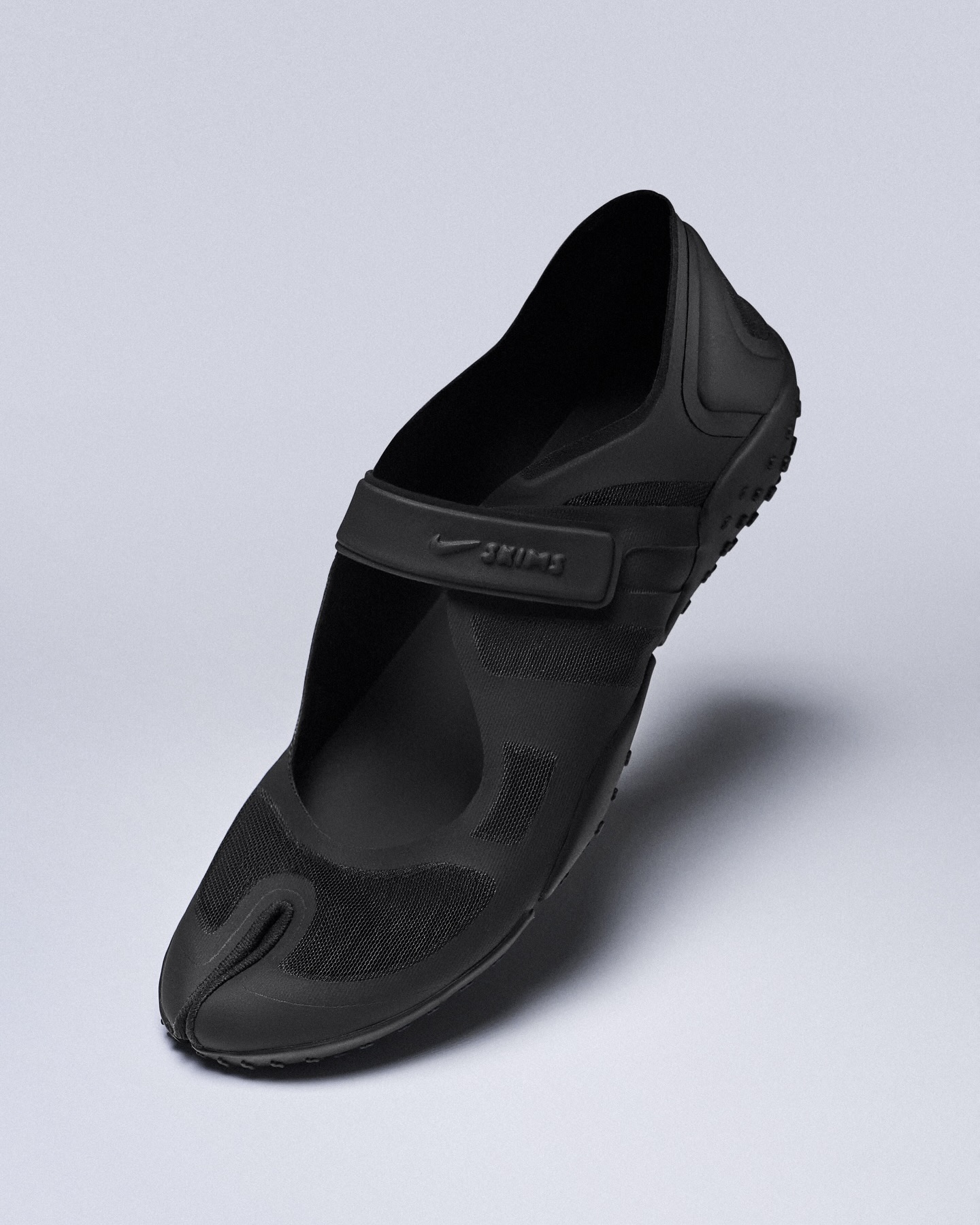 나이키스킴스, 또 예쁜 거 냈네?🤍
핫걸 킴카다시안 따라가기 바쁘다 바빠😮🏃♀️
나이키와 스킴스가 두 번째 컬렉션인 NikeSKIMS 2026 봄 피트니스 컬렉션을 공개했습니다. 이번 드롭은 새로운 짐 에센셜과 풋웨어를 더한 컬렉션으로, 매트와 샤인 소재를 조합한 아이템과 봄 시즌에 어울리는 새로운 컬러를 함께 선보였는데요.
새로운 컬러인 라이트본 리프트 메쉬 슈즈를 비롯해 봄 시즌에 맞춘 다양한 워크아웃 에센셜까지 더해졌습니다. NikeSKIMS Spring ’26 컬렉션은 SKIMS 공식 홈페이지와 Nike.com, 나이키 및 스킴스 매장에서 만나볼 수 있습니다. 이미지5