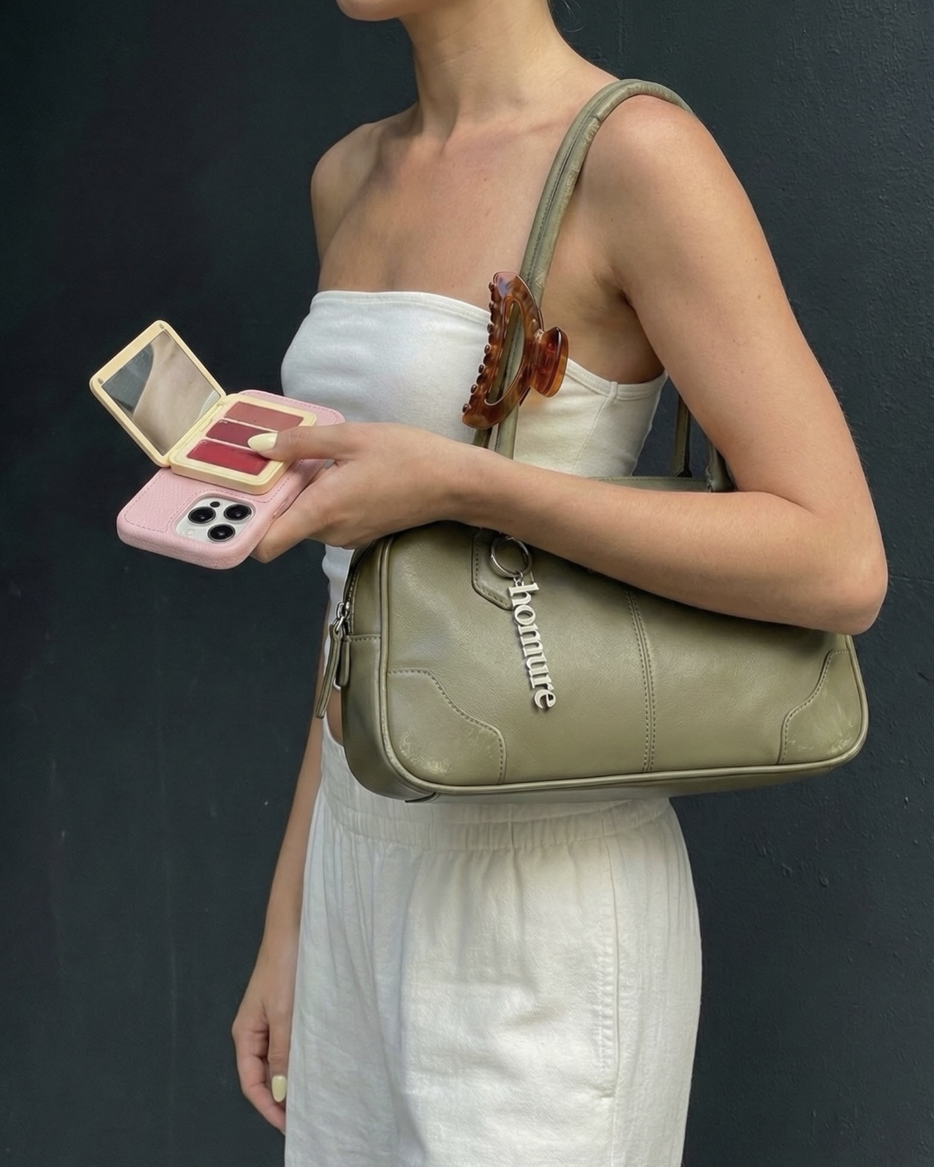 요즘 코덕들한텐 이게 필수템💛
파우치 없이 챙기는 미니 뷰티템 립앤치크🍑🪞
호미어의 포켓 립앤치크는 가볍고 간편한 뷰티 아이템을 찾는 코덕들의 눈길을 끌고 있습니다. 손에 들어오는 콤팩트한 사이즈에 립과 치크를 함께 담아, 외출 시 짐을 한층 간소화할 수 있는 점이 특징인데요.
특히 맥세이프 기능을 적용해 스마트폰 뒤에 부착할 수 있도록 한 것이 포인트인데요. 파우치 없이도 휴대가 가능해 가볍게 외출하고 싶은 날 활용하기 좋은 아이템입니다.
- 호미어 포켓 립앤치크, 3만 원대 이미지5