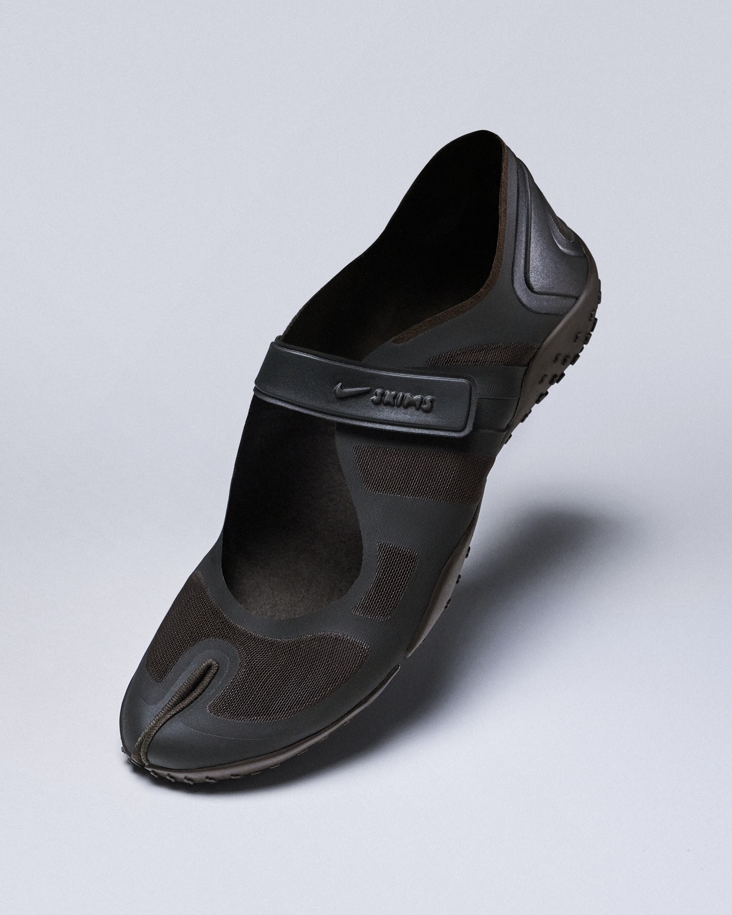 나이키스킴스, 또 예쁜 거 냈네?🤍
핫걸 킴카다시안 따라가기 바쁘다 바빠😮🏃♀️
나이키와 스킴스가 두 번째 컬렉션인 NikeSKIMS 2026 봄 피트니스 컬렉션을 공개했습니다. 이번 드롭은 새로운 짐 에센셜과 풋웨어를 더한 컬렉션으로, 매트와 샤인 소재를 조합한 아이템과 봄 시즌에 어울리는 새로운 컬러를 함께 선보였는데요.
새로운 컬러인 라이트본 리프트 메쉬 슈즈를 비롯해 봄 시즌에 맞춘 다양한 워크아웃 에센셜까지 더해졌습니다. NikeSKIMS Spring ’26 컬렉션은 SKIMS 공식 홈페이지와 Nike.com, 나이키 및 스킴스 매장에서 만나볼 수 있습니다. 이미지4