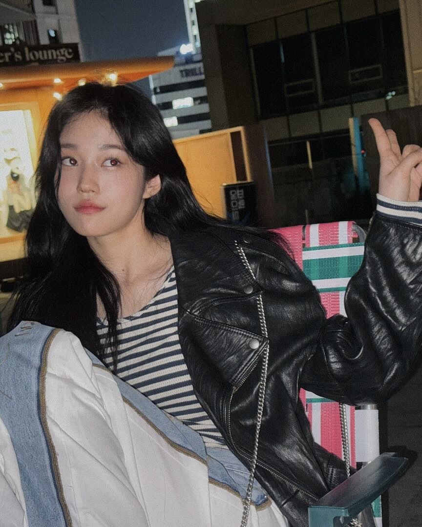 세상에 똑같은 가죽 자켓은 없어🖤
내 체형과 스타일에 어울리는 가죽 자켓🔍🤔 여기서 찾아보자
디자인별 가죽 자켓 4가지 소개해 드릴게요.
1. 가죽 레이서 자켓
스탠드 칼라와 중앙 지퍼 여밈이 특징으로, 슬림하게 떨어지는 실루엣이 상체 라인을 정돈해 깔끔한 스타일을 완성합니다. 코듀로이 팬츠와 매치하면 부드럽고 단정하게, 워싱 데님은 엣지 있는 룩으로 연출할 수 있습니다.
2. 가죽 블레이저 자켓
테일러드 라펠과 버튼 여밈이 특징으로, 일반 블레이저보다 캐주얼한 분위기를 연출합니다. 여유 있는 실루엣과 각 잡힌 어깨 라인이 상체를 정돈해 깔끔하고 세련된 스타일을 완성합니다.
3. 가죽 봄버
리브드 칼라와 밑단, 소매 시보리가 특징으로, 가죽 자켓 중 가장 캐주얼한 분위기를 연출합니다. 여유 있는 실루엣이 상체 라인을 자연스럽게 감싸 편안한 착용감을 주죠. 슬랙스나부터 원피스까지 어디에나 쉽게 매치할 수 있는 활용도 높은 자켓입니다.
4. 가죽 바이커 자켓
넓은 라펠과 비대칭 지퍼 여밈이 특징으로, 강렬하고 시크한 분위기를 연출합니다. 튼튼한 가죽 소재와 어깨, 벨트 디테일이 바이커 감성을 더해 스타일에 힘을 줍니다. 짧은 하의와 매치하면 보헤미안 감성이 묻어나는 엣지 있는 룩을 완성할 수 있습니다. 이미지10