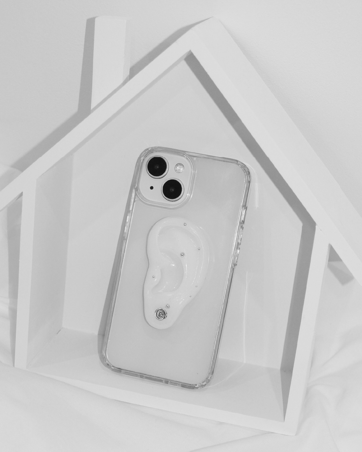 요즘엔 폰 케이스도 패션템이야😉
보호는 기본, 보는 재미까지 더한 귀 모양 케이스 어때🎶🤍
브랜드 세이의 에코 젤하드 케이스는 단순한 폰 보호를 넘어선 디자인을 선보입니다. 슬림한 실루엣의 가벼운 PC 소재 투명 케이스에, 피어싱이 달린 귀 모양 디테일로 개성을 더했죠.
단순히 디자인으로만 보는 것이 아니라, 케이스 위 귀 모양 디테일을 활용해 이어폰을 감아 보관할 수 있어 실용성까지 갖춘 아이템입니다. 작은 디테일 하나로 차별화된 스타일을 완성하는 에코 젤하드 케이스를 확인해 보세요. 이미지3