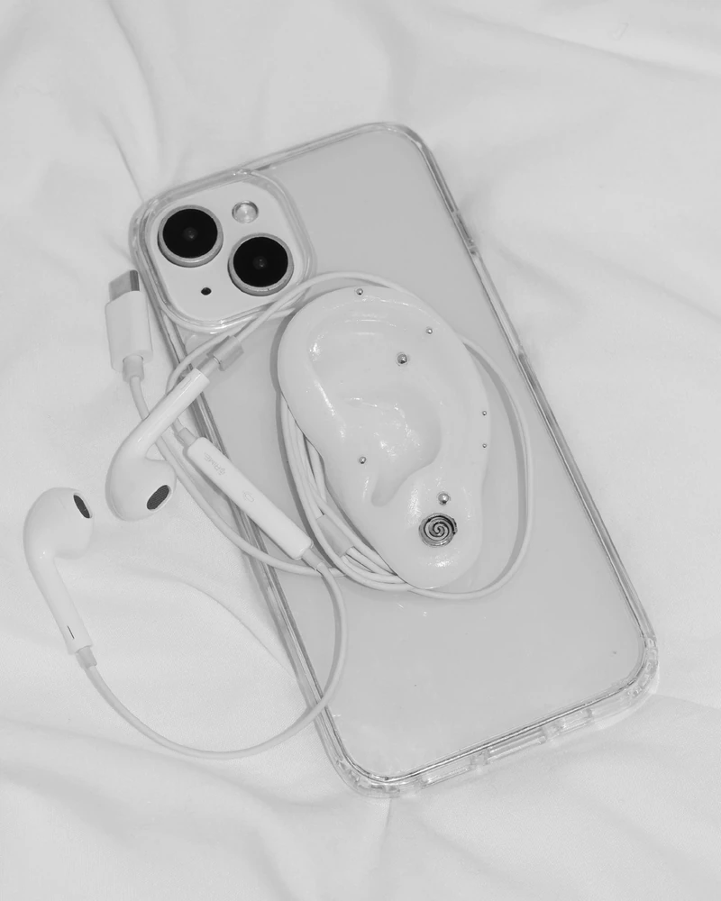 요즘엔 폰 케이스도 패션템이야😉
보호는 기본, 보는 재미까지 더한 귀 모양 케이스 어때🎶🤍
브랜드 세이의 에코 젤하드 케이스는 단순한 폰 보호를 넘어선 디자인을 선보입니다. 슬림한 실루엣의 가벼운 PC 소재 투명 케이스에, 피어싱이 달린 귀 모양 디테일로 개성을 더했죠.
단순히 디자인으로만 보는 것이 아니라, 케이스 위 귀 모양 디테일을 활용해 이어폰을 감아 보관할 수 있어 실용성까지 갖춘 아이템입니다. 작은 디테일 하나로 차별화된 스타일을 완성하는 에코 젤하드 케이스를 확인해 보세요. 이미지1