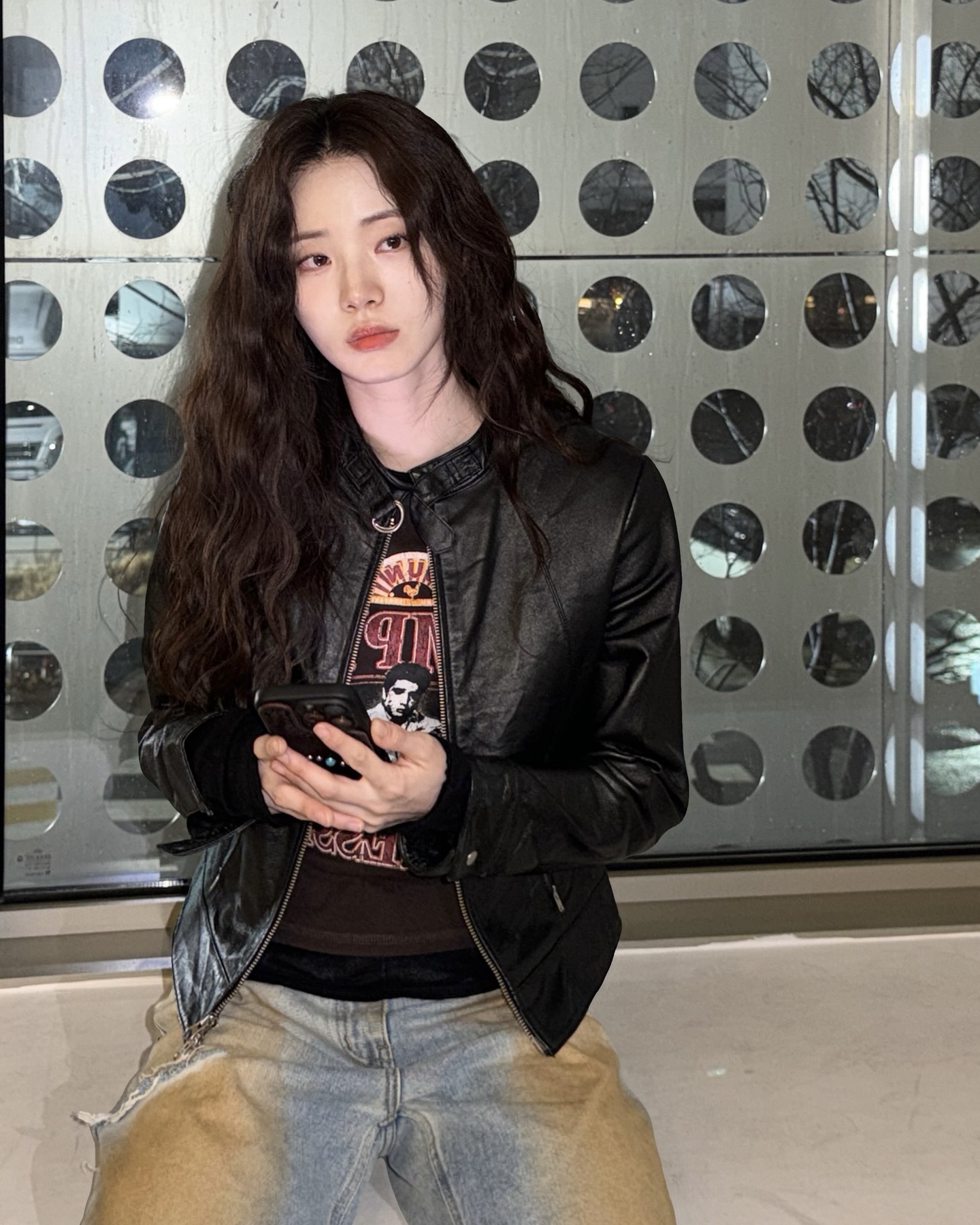 세상에 똑같은 가죽 자켓은 없어🖤
내 체형과 스타일에 어울리는 가죽 자켓🔍🤔 여기서 찾아보자
디자인별 가죽 자켓 4가지 소개해 드릴게요.
1. 가죽 레이서 자켓
스탠드 칼라와 중앙 지퍼 여밈이 특징으로, 슬림하게 떨어지는 실루엣이 상체 라인을 정돈해 깔끔한 스타일을 완성합니다. 코듀로이 팬츠와 매치하면 부드럽고 단정하게, 워싱 데님은 엣지 있는 룩으로 연출할 수 있습니다.
2. 가죽 블레이저 자켓
테일러드 라펠과 버튼 여밈이 특징으로, 일반 블레이저보다 캐주얼한 분위기를 연출합니다. 여유 있는 실루엣과 각 잡힌 어깨 라인이 상체를 정돈해 깔끔하고 세련된 스타일을 완성합니다.
3. 가죽 봄버
리브드 칼라와 밑단, 소매 시보리가 특징으로, 가죽 자켓 중 가장 캐주얼한 분위기를 연출합니다. 여유 있는 실루엣이 상체 라인을 자연스럽게 감싸 편안한 착용감을 주죠. 슬랙스나부터 원피스까지 어디에나 쉽게 매치할 수 있는 활용도 높은 자켓입니다.
4. 가죽 바이커 자켓
넓은 라펠과 비대칭 지퍼 여밈이 특징으로, 강렬하고 시크한 분위기를 연출합니다. 튼튼한 가죽 소재와 어깨, 벨트 디테일이 바이커 감성을 더해 스타일에 힘을 줍니다. 짧은 하의와 매치하면 보헤미안 감성이 묻어나는 엣지 있는 룩을 완성할 수 있습니다. 이미지3