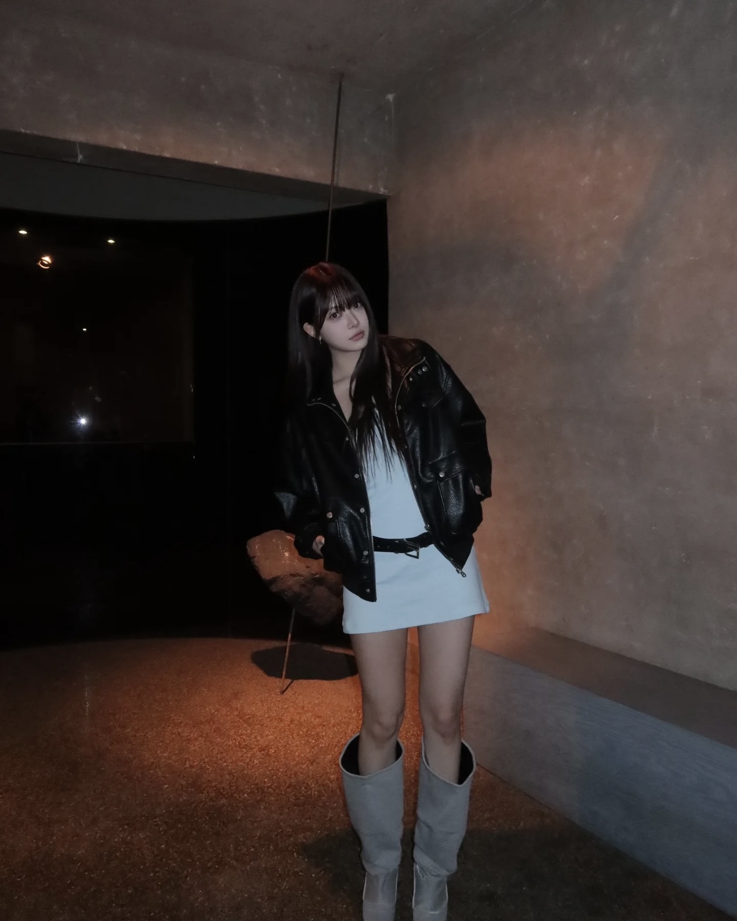 세상에 똑같은 가죽 자켓은 없어🖤
내 체형과 스타일에 어울리는 가죽 자켓🔍🤔 여기서 찾아보자
디자인별 가죽 자켓 4가지 소개해 드릴게요.
1. 가죽 레이서 자켓
스탠드 칼라와 중앙 지퍼 여밈이 특징으로, 슬림하게 떨어지는 실루엣이 상체 라인을 정돈해 깔끔한 스타일을 완성합니다. 코듀로이 팬츠와 매치하면 부드럽고 단정하게, 워싱 데님은 엣지 있는 룩으로 연출할 수 있습니다.
2. 가죽 블레이저 자켓
테일러드 라펠과 버튼 여밈이 특징으로, 일반 블레이저보다 캐주얼한 분위기를 연출합니다. 여유 있는 실루엣과 각 잡힌 어깨 라인이 상체를 정돈해 깔끔하고 세련된 스타일을 완성합니다.
3. 가죽 봄버
리브드 칼라와 밑단, 소매 시보리가 특징으로, 가죽 자켓 중 가장 캐주얼한 분위기를 연출합니다. 여유 있는 실루엣이 상체 라인을 자연스럽게 감싸 편안한 착용감을 주죠. 슬랙스나부터 원피스까지 어디에나 쉽게 매치할 수 있는 활용도 높은 자켓입니다.
4. 가죽 바이커 자켓
넓은 라펠과 비대칭 지퍼 여밈이 특징으로, 강렬하고 시크한 분위기를 연출합니다. 튼튼한 가죽 소재와 어깨, 벨트 디테일이 바이커 감성을 더해 스타일에 힘을 줍니다. 짧은 하의와 매치하면 보헤미안 감성이 묻어나는 엣지 있는 룩을 완성할 수 있습니다. 이미지8