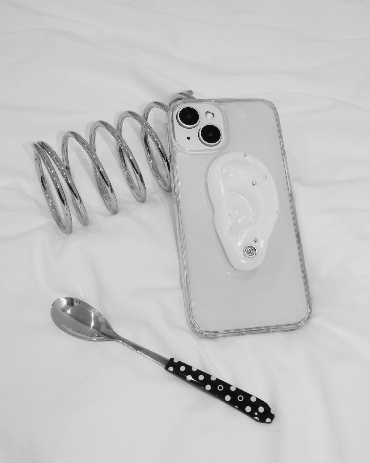 요즘엔 폰 케이스도 패션템이야😉
보호는 기본, 보는 재미까지 더한 귀 모양 케이스 어때🎶🤍
브랜드 세이의 에코 젤하드 케이스는 단순한 폰 보호를 넘어선 디자인을 선보입니다. 슬림한 실루엣의 가벼운 PC 소재 투명 케이스에, 피어싱이 달린 귀 모양 디테일로 개성을 더했죠.
단순히 디자인으로만 보는 것이 아니라, 케이스 위 귀 모양 디테일을 활용해 이어폰을 감아 보관할 수 있어 실용성까지 갖춘 아이템입니다. 작은 디테일 하나로 차별화된 스타일을 완성하는 에코 젤하드 케이스를 확인해 보세요. 이미지5