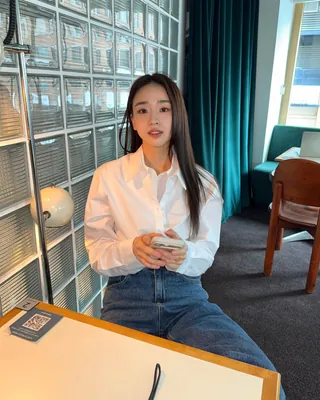 단언컨대 꼭 있어야 할 기본템?😉
스커트부터 바지까지 어디든 받쳐 입기 좋은 화이트 셔츠야👍🏻✨ 이미지