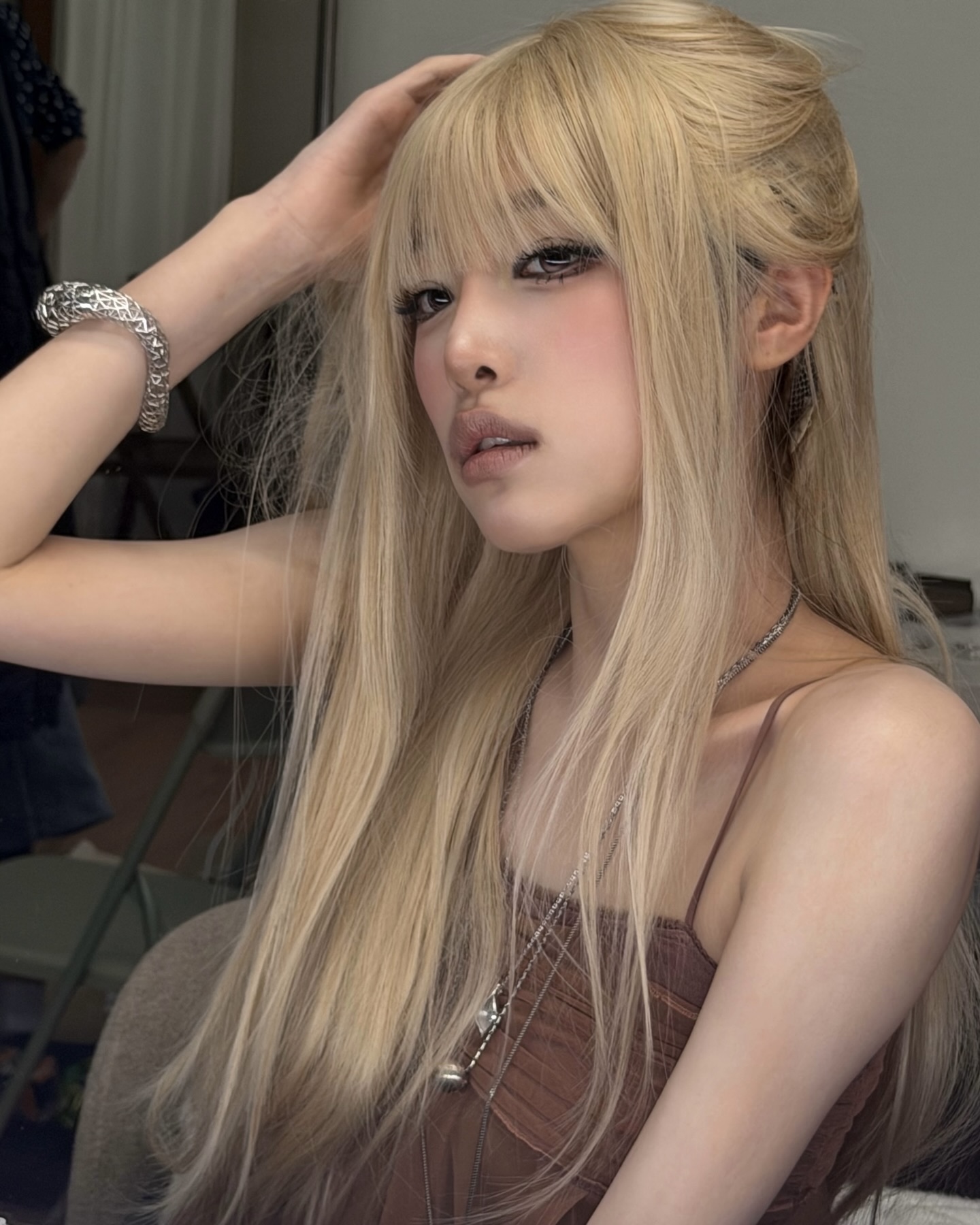 요즘 뜨는 란제리 무드 캐미솔 🤍
여리한 실루엣으로 완성하는 데일리 코디🫧✨
최근 루즈슬립오버의 캐미솔 탑처럼 여리한 실루엣의 란제리 무드 아이템들이 떠오르고 있습니다. 셔링 디테일이 더해진 탑은 가볍게 흩날리는 시어 소재로 은은한 분위기를 연출해주는데요. 루즈하게 떨어지는 실루엣 덕분에 미디 스커트나 쇼츠와 매치해 데일리 룩으로 연출하기 좋은 아이템입니다.
쌀쌀한 날씨에는 가디건이나 자켓을 가볍게 걸쳐보세요. 아우터 안에서 은은하게 드러나는 디테일이 포인트가 되어 트렌디한 무드를 더해주죠. 다가오는 시즌, 활용하기 좋은 캐미솔 코디 참고해보세요.
- 루즈슬립오버 메쉬 플러프 미니 탑, 10만 원대 이미지5