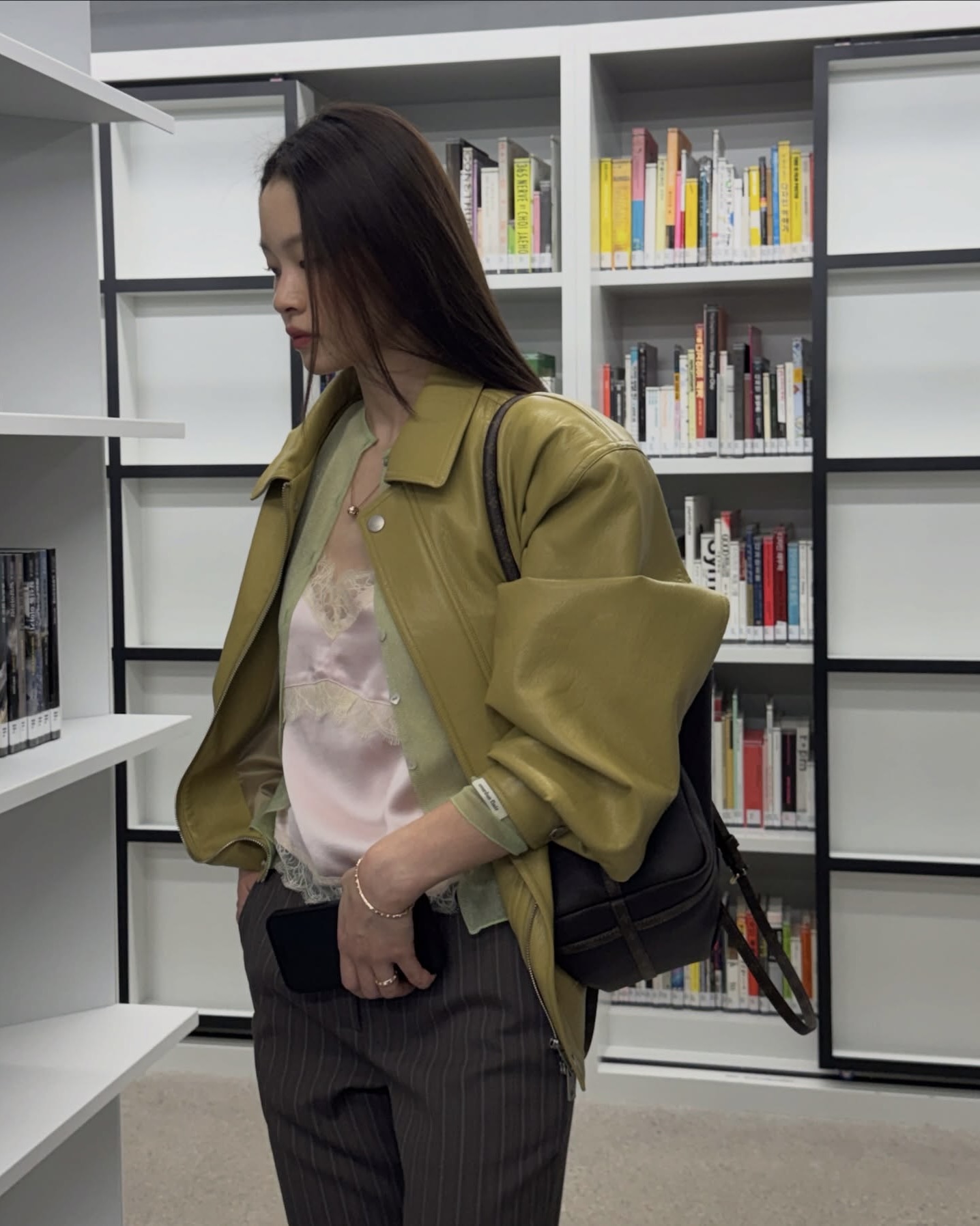 세상에 똑같은 가죽 자켓은 없어🖤
내 체형과 스타일에 어울리는 가죽 자켓🔍🤔 여기서 찾아보자
디자인별 가죽 자켓 4가지 소개해 드릴게요.
1. 가죽 레이서 자켓
스탠드 칼라와 중앙 지퍼 여밈이 특징으로, 슬림하게 떨어지는 실루엣이 상체 라인을 정돈해 깔끔한 스타일을 완성합니다. 코듀로이 팬츠와 매치하면 부드럽고 단정하게, 워싱 데님은 엣지 있는 룩으로 연출할 수 있습니다.
2. 가죽 블레이저 자켓
테일러드 라펠과 버튼 여밈이 특징으로, 일반 블레이저보다 캐주얼한 분위기를 연출합니다. 여유 있는 실루엣과 각 잡힌 어깨 라인이 상체를 정돈해 깔끔하고 세련된 스타일을 완성합니다.
3. 가죽 봄버
리브드 칼라와 밑단, 소매 시보리가 특징으로, 가죽 자켓 중 가장 캐주얼한 분위기를 연출합니다. 여유 있는 실루엣이 상체 라인을 자연스럽게 감싸 편안한 착용감을 주죠. 슬랙스나부터 원피스까지 어디에나 쉽게 매치할 수 있는 활용도 높은 자켓입니다.
4. 가죽 바이커 자켓
넓은 라펠과 비대칭 지퍼 여밈이 특징으로, 강렬하고 시크한 분위기를 연출합니다. 튼튼한 가죽 소재와 어깨, 벨트 디테일이 바이커 감성을 더해 스타일에 힘을 줍니다. 짧은 하의와 매치하면 보헤미안 감성이 묻어나는 엣지 있는 룩을 완성할 수 있습니다. 이미지7