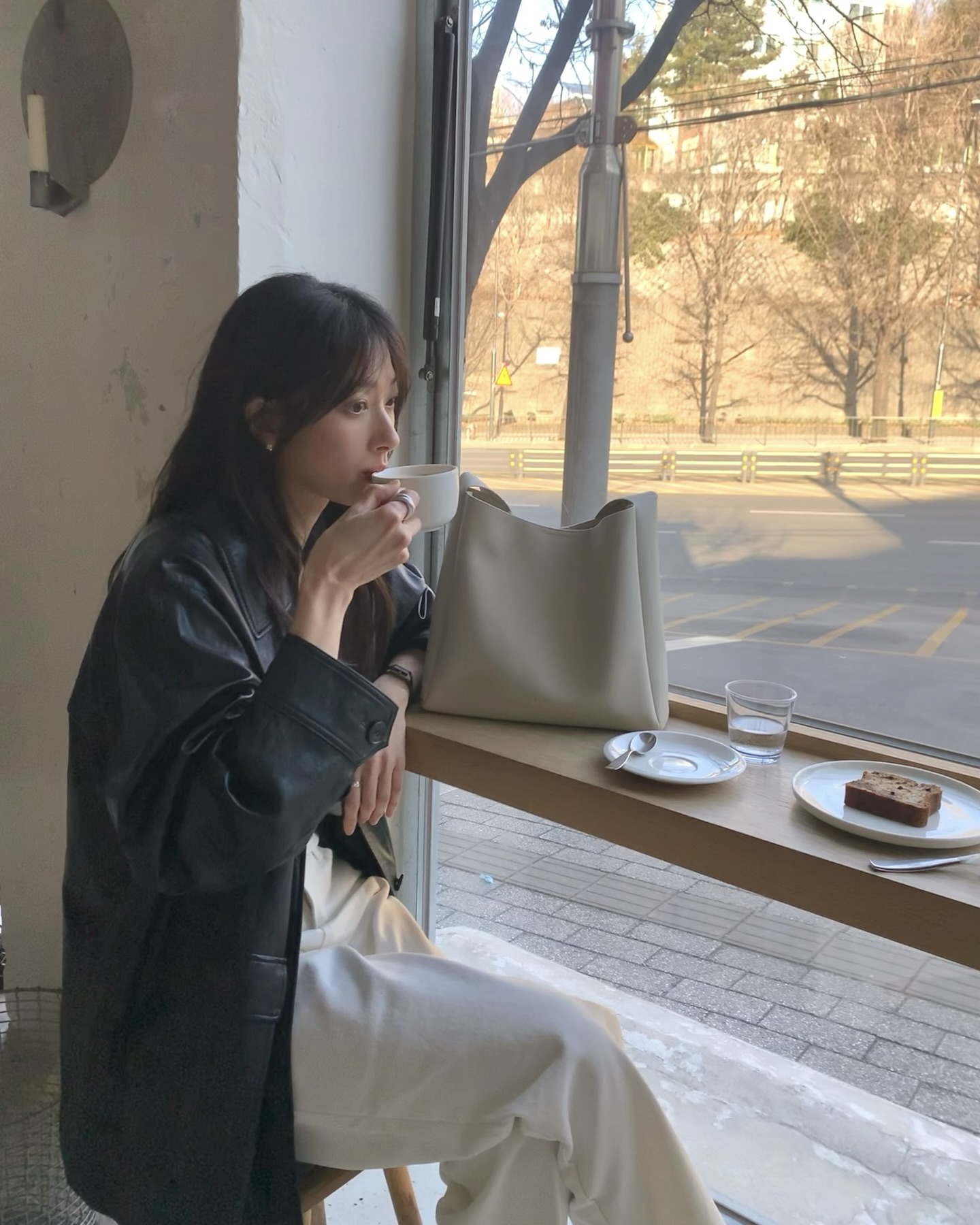 세상에 똑같은 가죽 자켓은 없어🖤
내 체형과 스타일에 어울리는 가죽 자켓🔍🤔 여기서 찾아보자
디자인별 가죽 자켓 4가지 소개해 드릴게요.
1. 가죽 레이서 자켓
스탠드 칼라와 중앙 지퍼 여밈이 특징으로, 슬림하게 떨어지는 실루엣이 상체 라인을 정돈해 깔끔한 스타일을 완성합니다. 코듀로이 팬츠와 매치하면 부드럽고 단정하게, 워싱 데님은 엣지 있는 룩으로 연출할 수 있습니다.
2. 가죽 블레이저 자켓
테일러드 라펠과 버튼 여밈이 특징으로, 일반 블레이저보다 캐주얼한 분위기를 연출합니다. 여유 있는 실루엣과 각 잡힌 어깨 라인이 상체를 정돈해 깔끔하고 세련된 스타일을 완성합니다.
3. 가죽 봄버
리브드 칼라와 밑단, 소매 시보리가 특징으로, 가죽 자켓 중 가장 캐주얼한 분위기를 연출합니다. 여유 있는 실루엣이 상체 라인을 자연스럽게 감싸 편안한 착용감을 주죠. 슬랙스나부터 원피스까지 어디에나 쉽게 매치할 수 있는 활용도 높은 자켓입니다.
4. 가죽 바이커 자켓
넓은 라펠과 비대칭 지퍼 여밈이 특징으로, 강렬하고 시크한 분위기를 연출합니다. 튼튼한 가죽 소재와 어깨, 벨트 디테일이 바이커 감성을 더해 스타일에 힘을 줍니다. 짧은 하의와 매치하면 보헤미안 감성이 묻어나는 엣지 있는 룩을 완성할 수 있습니다. 이미지5