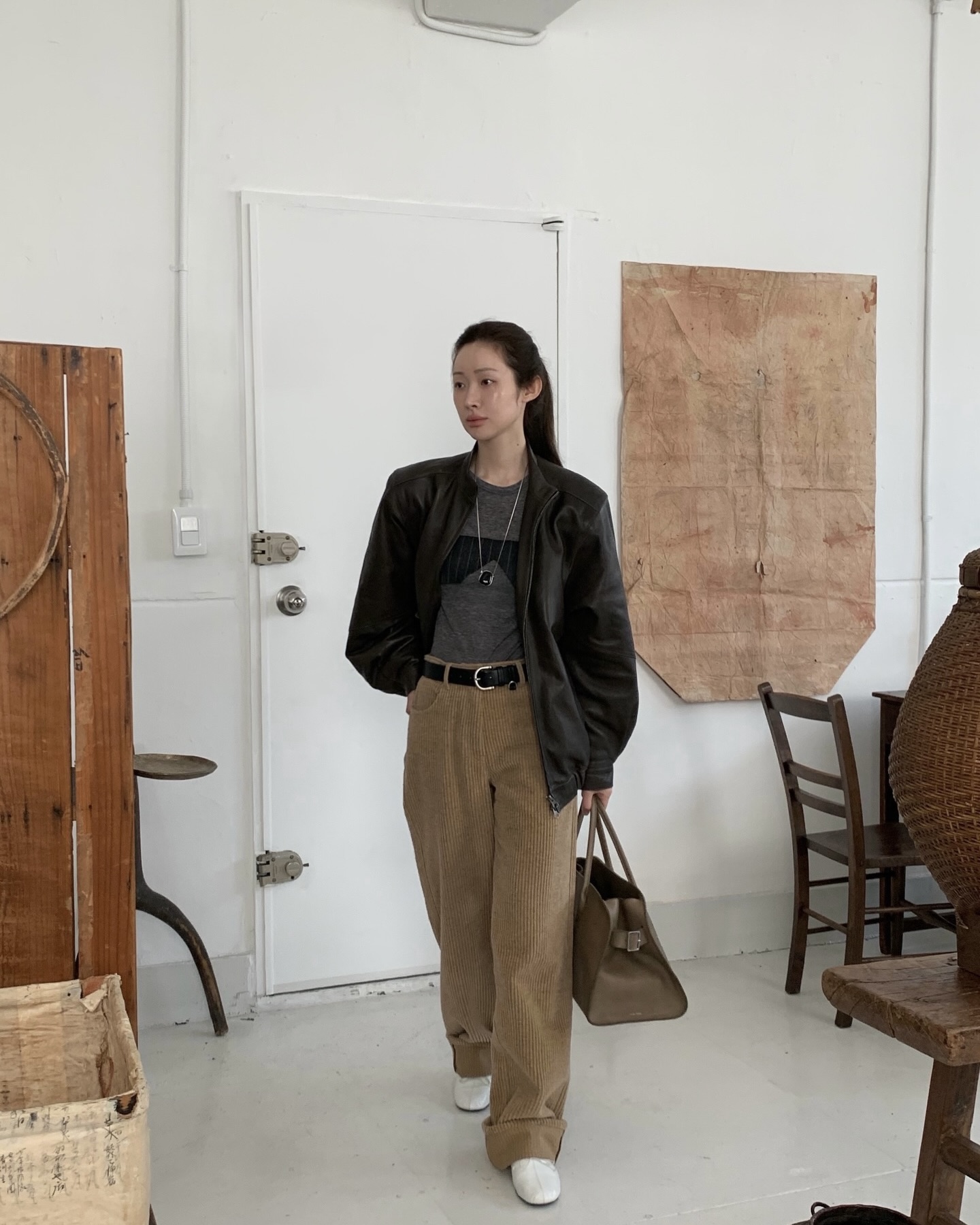 세상에 똑같은 가죽 자켓은 없어🖤
내 체형과 스타일에 어울리는 가죽 자켓🔍🤔 여기서 찾아보자
디자인별 가죽 자켓 4가지 소개해 드릴게요.
1. 가죽 레이서 자켓
스탠드 칼라와 중앙 지퍼 여밈이 특징으로, 슬림하게 떨어지는 실루엣이 상체 라인을 정돈해 깔끔한 스타일을 완성합니다. 코듀로이 팬츠와 매치하면 부드럽고 단정하게, 워싱 데님은 엣지 있는 룩으로 연출할 수 있습니다.
2. 가죽 블레이저 자켓
테일러드 라펠과 버튼 여밈이 특징으로, 일반 블레이저보다 캐주얼한 분위기를 연출합니다. 여유 있는 실루엣과 각 잡힌 어깨 라인이 상체를 정돈해 깔끔하고 세련된 스타일을 완성합니다.
3. 가죽 봄버
리브드 칼라와 밑단, 소매 시보리가 특징으로, 가죽 자켓 중 가장 캐주얼한 분위기를 연출합니다. 여유 있는 실루엣이 상체 라인을 자연스럽게 감싸 편안한 착용감을 주죠. 슬랙스나부터 원피스까지 어디에나 쉽게 매치할 수 있는 활용도 높은 자켓입니다.
4. 가죽 바이커 자켓
넓은 라펠과 비대칭 지퍼 여밈이 특징으로, 강렬하고 시크한 분위기를 연출합니다. 튼튼한 가죽 소재와 어깨, 벨트 디테일이 바이커 감성을 더해 스타일에 힘을 줍니다. 짧은 하의와 매치하면 보헤미안 감성이 묻어나는 엣지 있는 룩을 완성할 수 있습니다. 이미지2