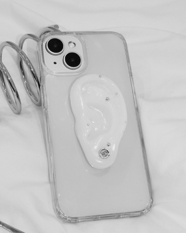 요즘엔 폰 케이스도 패션템이야😉
보호는 기본, 보는 재미까지 더한 귀 모양 케이스 어때🎶🤍
브랜드 세이의 에코 젤하드 케이스는 단순한 폰 보호를 넘어선 디자인을 선보입니다. 슬림한 실루엣의 가벼운 PC 소재 투명 케이스에, 피어싱이 달린 귀 모양 디테일로 개성을 더했죠.
단순히 디자인으로만 보는 것이 아니라, 케이스 위 귀 모양 디테일을 활용해 이어폰을 감아 보관할 수 있어 실용성까지 갖춘 아이템입니다. 작은 디테일 하나로 차별화된 스타일을 완성하는 에코 젤하드 케이스를 확인해 보세요. 이미지7