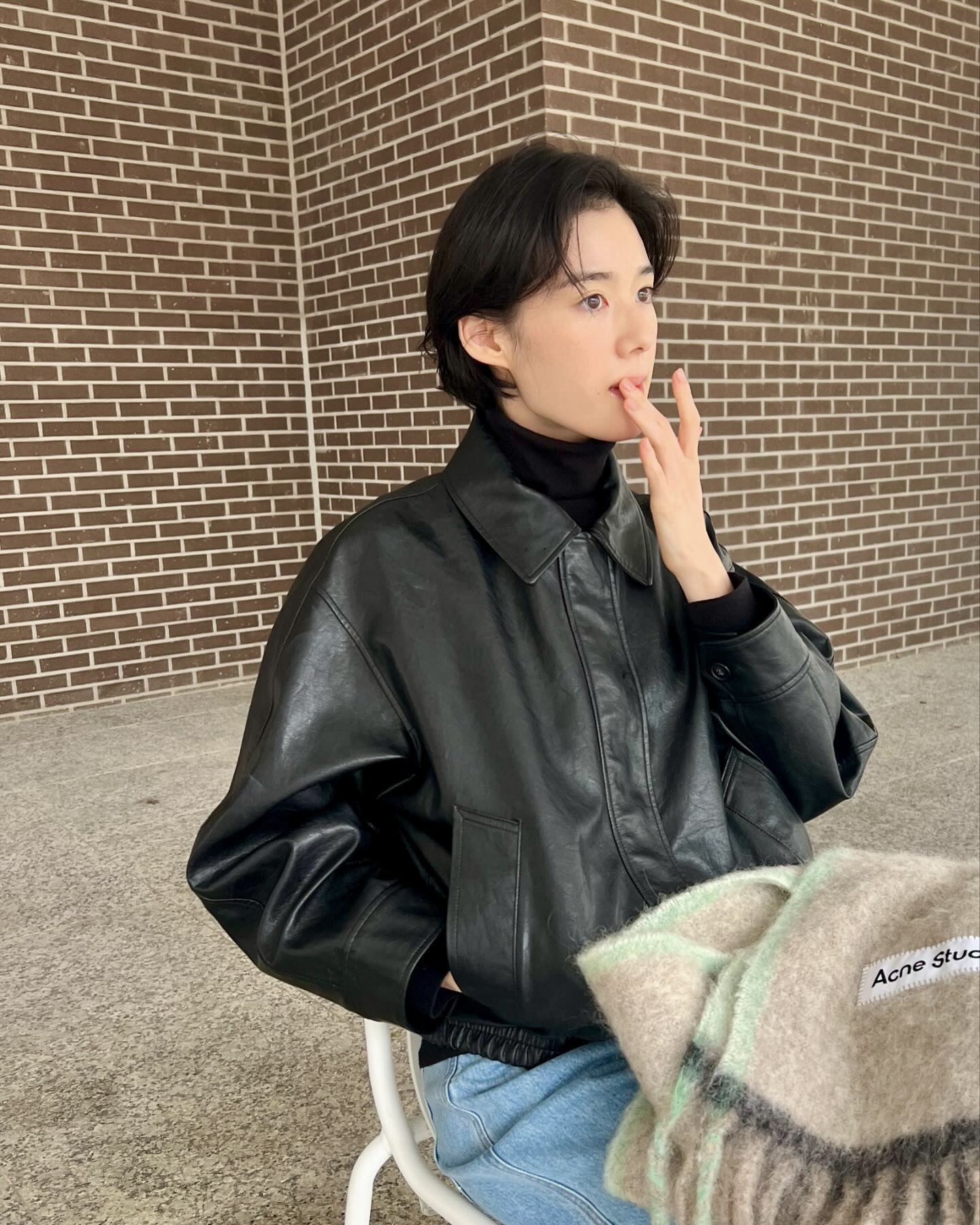 세상에 똑같은 가죽 자켓은 없어🖤
내 체형과 스타일에 어울리는 가죽 자켓🔍🤔 여기서 찾아보자
디자인별 가죽 자켓 4가지 소개해 드릴게요.
1. 가죽 레이서 자켓
스탠드 칼라와 중앙 지퍼 여밈이 특징으로, 슬림하게 떨어지는 실루엣이 상체 라인을 정돈해 깔끔한 스타일을 완성합니다. 코듀로이 팬츠와 매치하면 부드럽고 단정하게, 워싱 데님은 엣지 있는 룩으로 연출할 수 있습니다.
2. 가죽 블레이저 자켓
테일러드 라펠과 버튼 여밈이 특징으로, 일반 블레이저보다 캐주얼한 분위기를 연출합니다. 여유 있는 실루엣과 각 잡힌 어깨 라인이 상체를 정돈해 깔끔하고 세련된 스타일을 완성합니다.
3. 가죽 봄버
리브드 칼라와 밑단, 소매 시보리가 특징으로, 가죽 자켓 중 가장 캐주얼한 분위기를 연출합니다. 여유 있는 실루엣이 상체 라인을 자연스럽게 감싸 편안한 착용감을 주죠. 슬랙스나부터 원피스까지 어디에나 쉽게 매치할 수 있는 활용도 높은 자켓입니다.
4. 가죽 바이커 자켓
넓은 라펠과 비대칭 지퍼 여밈이 특징으로, 강렬하고 시크한 분위기를 연출합니다. 튼튼한 가죽 소재와 어깨, 벨트 디테일이 바이커 감성을 더해 스타일에 힘을 줍니다. 짧은 하의와 매치하면 보헤미안 감성이 묻어나는 엣지 있는 룩을 완성할 수 있습니다. 이미지6