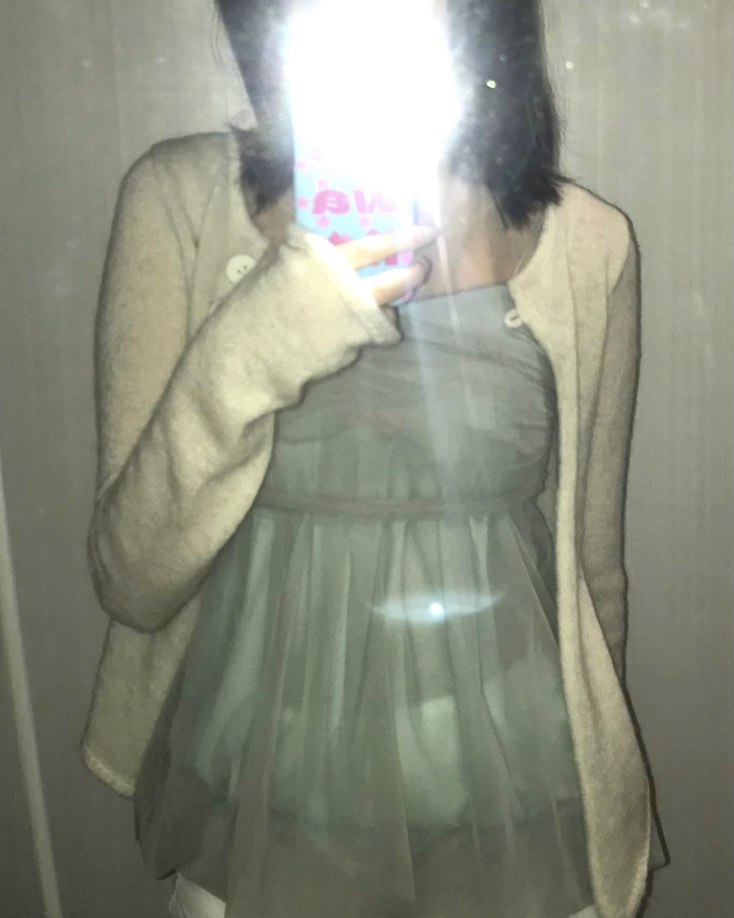 요즘 뜨는 란제리 무드 캐미솔 🤍
여리한 실루엣으로 완성하는 데일리 코디🫧✨
최근 루즈슬립오버의 캐미솔 탑처럼 여리한 실루엣의 란제리 무드 아이템들이 떠오르고 있습니다. 셔링 디테일이 더해진 탑은 가볍게 흩날리는 시어 소재로 은은한 분위기를 연출해주는데요. 루즈하게 떨어지는 실루엣 덕분에 미디 스커트나 쇼츠와 매치해 데일리 룩으로 연출하기 좋은 아이템입니다.
쌀쌀한 날씨에는 가디건이나 자켓을 가볍게 걸쳐보세요. 아우터 안에서 은은하게 드러나는 디테일이 포인트가 되어 트렌디한 무드를 더해주죠. 다가오는 시즌, 활용하기 좋은 캐미솔 코디 참고해보세요.
- 루즈슬립오버 메쉬 플러프 미니 탑, 10만 원대 이미지3