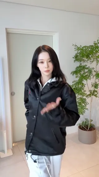 윈터가 입으니까 더 예쁘다?🐎
매일 입기 좋은 윈터 폴로템 정보🖤❤️ 2가지 확인하세요!
윈터의 간절기 코디, 지금 바로 소개해드릴게요.
1. 티크 코치 재킷, 30만 원대
간절기에 활용하기 좋은 가벼운 소재의 재킷입니다. 클래식한 실루엣에 시그니처 포니 자수가 더해졌는데요. 그레이 후드 집업과 매치해 캐주얼한 스타일링을 완성했습니다.
2. 빅 포니 스웨트팬츠, 10만 원대
빅 포니 로고 프린트가 포인트인 스웨트팬츠입니다. 여유 있는 실루엣으로 캐주얼한 무드를 살려 후드 집업과 함께 매치해 편안한 데일리룩을 완성했습니다. 이미지