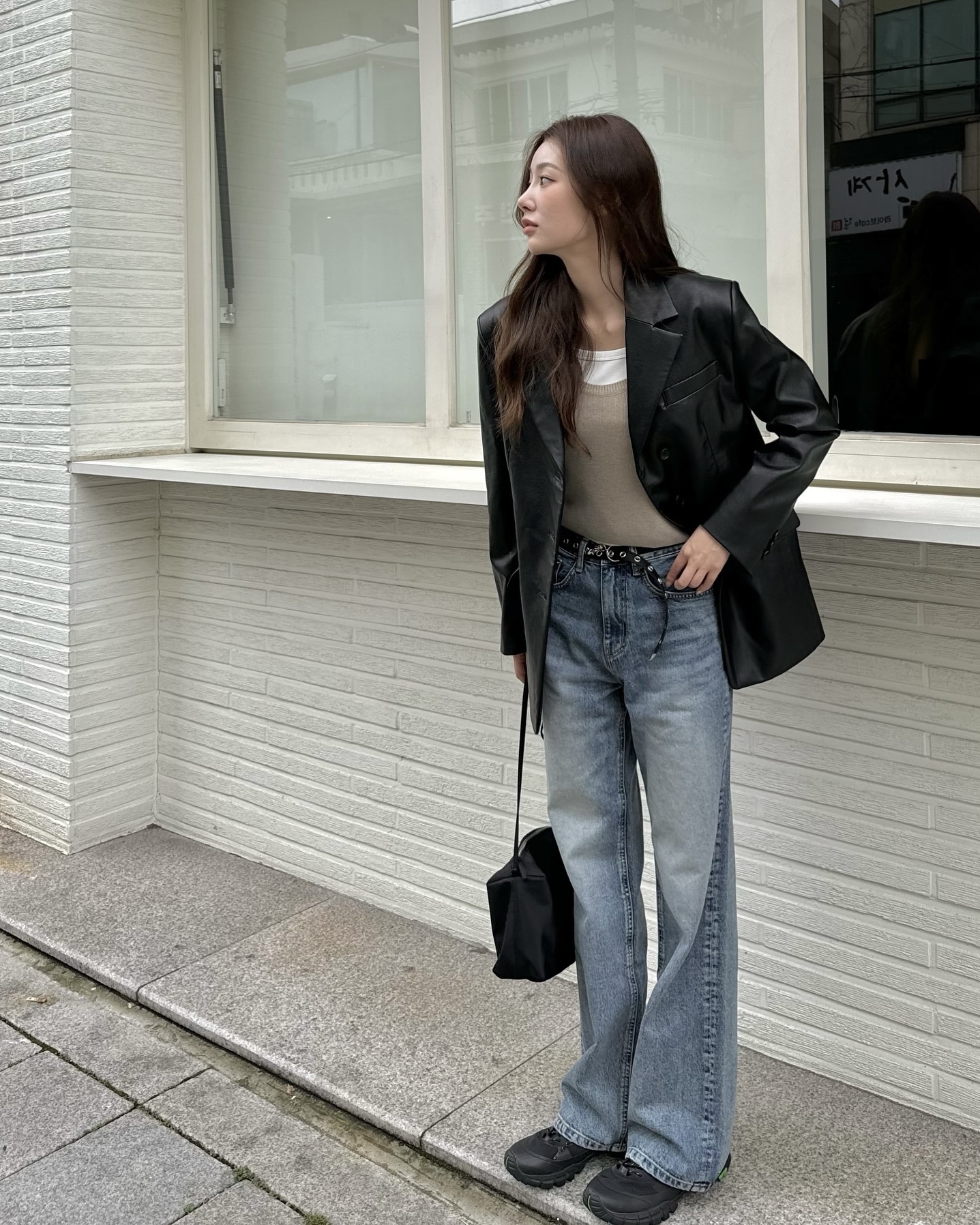 세상에 똑같은 가죽 자켓은 없어🖤
내 체형과 스타일에 어울리는 가죽 자켓🔍🤔 여기서 찾아보자
디자인별 가죽 자켓 4가지 소개해 드릴게요.
1. 가죽 레이서 자켓
스탠드 칼라와 중앙 지퍼 여밈이 특징으로, 슬림하게 떨어지는 실루엣이 상체 라인을 정돈해 깔끔한 스타일을 완성합니다. 코듀로이 팬츠와 매치하면 부드럽고 단정하게, 워싱 데님은 엣지 있는 룩으로 연출할 수 있습니다.
2. 가죽 블레이저 자켓
테일러드 라펠과 버튼 여밈이 특징으로, 일반 블레이저보다 캐주얼한 분위기를 연출합니다. 여유 있는 실루엣과 각 잡힌 어깨 라인이 상체를 정돈해 깔끔하고 세련된 스타일을 완성합니다.
3. 가죽 봄버
리브드 칼라와 밑단, 소매 시보리가 특징으로, 가죽 자켓 중 가장 캐주얼한 분위기를 연출합니다. 여유 있는 실루엣이 상체 라인을 자연스럽게 감싸 편안한 착용감을 주죠. 슬랙스나부터 원피스까지 어디에나 쉽게 매치할 수 있는 활용도 높은 자켓입니다.
4. 가죽 바이커 자켓
넓은 라펠과 비대칭 지퍼 여밈이 특징으로, 강렬하고 시크한 분위기를 연출합니다. 튼튼한 가죽 소재와 어깨, 벨트 디테일이 바이커 감성을 더해 스타일에 힘을 줍니다. 짧은 하의와 매치하면 보헤미안 감성이 묻어나는 엣지 있는 룩을 완성할 수 있습니다. 이미지4