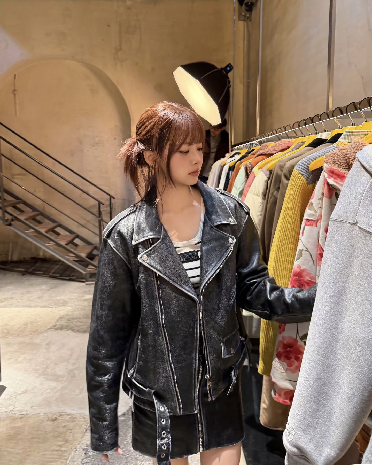 세상에 똑같은 가죽 자켓은 없어🖤
내 체형과 스타일에 어울리는 가죽 자켓🔍🤔 여기서 찾아보자
디자인별 가죽 자켓 4가지 소개해 드릴게요.
1. 가죽 레이서 자켓
스탠드 칼라와 중앙 지퍼 여밈이 특징으로, 슬림하게 떨어지는 실루엣이 상체 라인을 정돈해 깔끔한 스타일을 완성합니다. 코듀로이 팬츠와 매치하면 부드럽고 단정하게, 워싱 데님은 엣지 있는 룩으로 연출할 수 있습니다.
2. 가죽 블레이저 자켓
테일러드 라펠과 버튼 여밈이 특징으로, 일반 블레이저보다 캐주얼한 분위기를 연출합니다. 여유 있는 실루엣과 각 잡힌 어깨 라인이 상체를 정돈해 깔끔하고 세련된 스타일을 완성합니다.
3. 가죽 봄버
리브드 칼라와 밑단, 소매 시보리가 특징으로, 가죽 자켓 중 가장 캐주얼한 분위기를 연출합니다. 여유 있는 실루엣이 상체 라인을 자연스럽게 감싸 편안한 착용감을 주죠. 슬랙스나부터 원피스까지 어디에나 쉽게 매치할 수 있는 활용도 높은 자켓입니다.
4. 가죽 바이커 자켓
넓은 라펠과 비대칭 지퍼 여밈이 특징으로, 강렬하고 시크한 분위기를 연출합니다. 튼튼한 가죽 소재와 어깨, 벨트 디테일이 바이커 감성을 더해 스타일에 힘을 줍니다. 짧은 하의와 매치하면 보헤미안 감성이 묻어나는 엣지 있는 룩을 완성할 수 있습니다. 이미지9