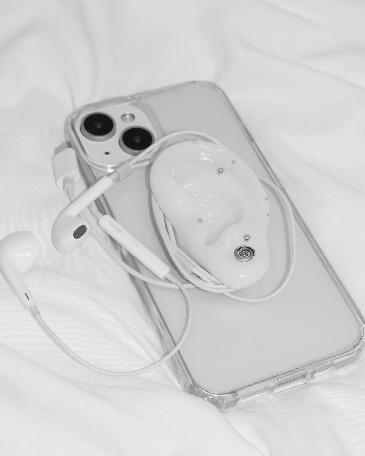 요즘엔 폰 케이스도 패션템이야😉
보호는 기본, 보는 재미까지 더한 귀 모양 케이스 어때🎶🤍
브랜드 세이의 에코 젤하드 케이스는 단순한 폰 보호를 넘어선 디자인을 선보입니다. 슬림한 실루엣의 가벼운 PC 소재 투명 케이스에, 피어싱이 달린 귀 모양 디테일로 개성을 더했죠.
단순히 디자인으로만 보는 것이 아니라, 케이스 위 귀 모양 디테일을 활용해 이어폰을 감아 보관할 수 있어 실용성까지 갖춘 아이템입니다. 작은 디테일 하나로 차별화된 스타일을 완성하는 에코 젤하드 케이스를 확인해 보세요. 이미지6