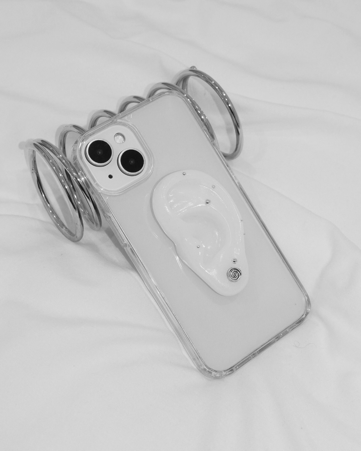 요즘엔 폰 케이스도 패션템이야😉
보호는 기본, 보는 재미까지 더한 귀 모양 케이스 어때🎶🤍
브랜드 세이의 에코 젤하드 케이스는 단순한 폰 보호를 넘어선 디자인을 선보입니다. 슬림한 실루엣의 가벼운 PC 소재 투명 케이스에, 피어싱이 달린 귀 모양 디테일로 개성을 더했죠.
단순히 디자인으로만 보는 것이 아니라, 케이스 위 귀 모양 디테일을 활용해 이어폰을 감아 보관할 수 있어 실용성까지 갖춘 아이템입니다. 작은 디테일 하나로 차별화된 스타일을 완성하는 에코 젤하드 케이스를 확인해 보세요. 이미지2