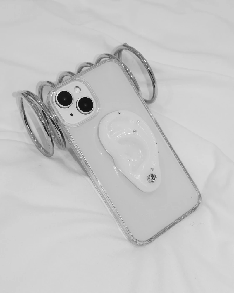요즘엔 폰 케이스도 패션템이야😉
보호는 기본, 보는 재미까지 더한 귀 모양 케이스 어때🎶🤍
브랜드 세이의 에코 젤하드 케이스는 단순한 폰 보호를 넘어선 디자인을 선보입니다. 슬림한 실루엣의 가벼운 PC 소재 투명 케이스에, 피어싱이 달린 귀 모양 디테일로 개성을 더했죠.
단순히 디자인으로만 보는 것이 아니라, 케이스 위 귀 모양 디테일을 활용해 이어폰을 감아 보관할 수 있어 실용성까지 갖춘 아이템입니다. 작은 디테일 하나로 차별화된 스타일을 완성하는 에코 젤하드 케이스를 확인해 보세요. 이미지2