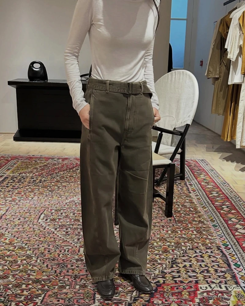요즘 최애 르메르 전문가 언니💚🤎
프렌치 룩 맛집 Vanessa Tan🇫🇷 특히 바지 선택과 조합이 꿀
최근 Vanessa Tan가 선택한 아이템은 르메르 트위스티드 벨티드 팬츠입니다. 트위스트 솔기와 벨트 디테일이 더해져 자연스러운 입체 실루엣을 만듭니다. 데님 소재 기반으로 형태를 잡으면서도 흐르는 핏이 특징입니다.
코디는 슬림한 상의와 와이드 팬츠의 대비가 핵심입니다. 아이보리 터틀넥이나 블랙 셔츠를 베이스로 두고, 재킷을 더하거나 셔츠 단독으로 풀어내며 로퍼로 마무리합니다.
- 르메르 트위스티드 벨티드 팬츠, €550 (약 80만 원대) 이미지2