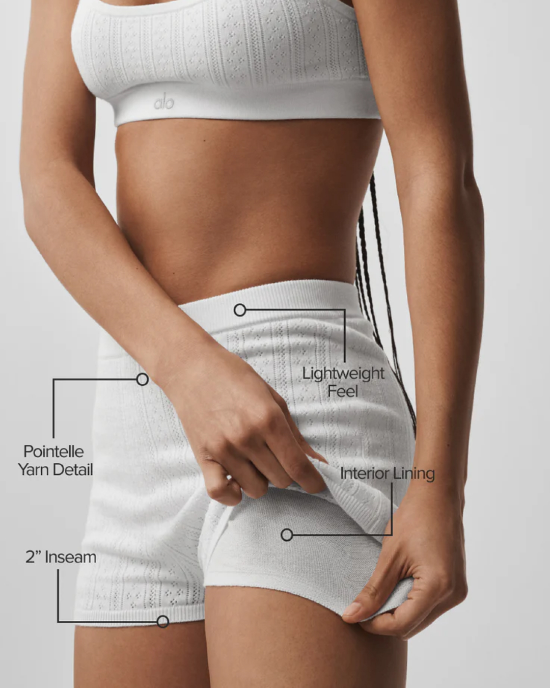 이 조합은 평소에도 입고 싶어🩷
가볍고 여리한 무드로 완성하는 알로 포인텔 셋업✨🪽
데일리에 입기 좋은 알로 셋업, 지금 바로 소개해드릴게요.
1. 알로 포인텔 스웨터 비 마인 가디건, 약 20만 원대
은은하게 비치는 포인텔 원사 디테일과 크롭 핏이 돋보이는 슬림한 니트 가디건입니다. 같은 라인의 브라와 함께 매치해 셋업처럼 연출하기 좋습니다.
2. 알로 포인텔 스웨터 비 마인 핫 쇼츠, 10만 원대
포인텔 니트와 부드러운 착용감의 쇼츠입니다. 오픈워크 텍스처와 가벼운 소재감으로 편안하게 착용할 수 있습니다. 이미지6