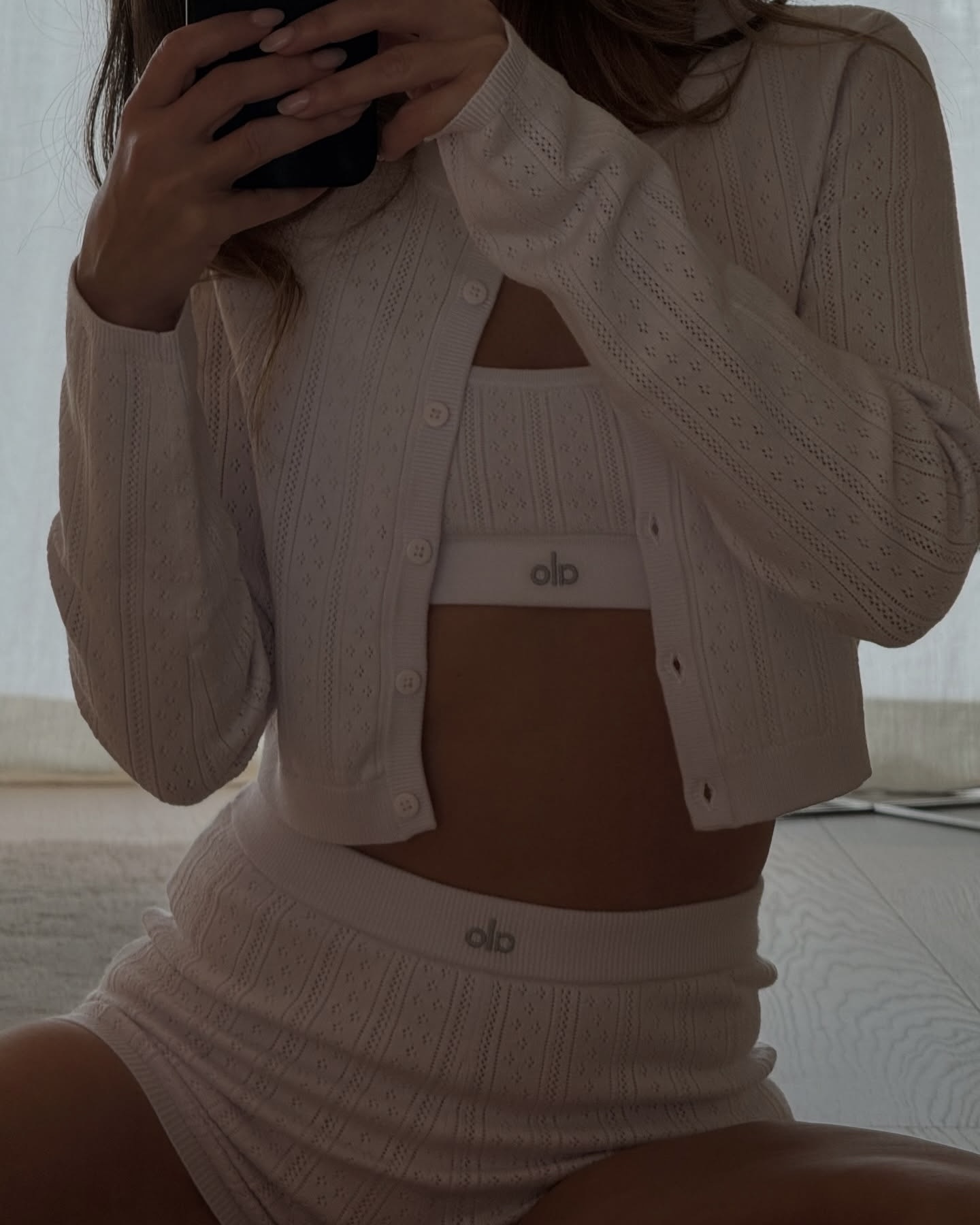 이 조합은 평소에도 입고 싶어🩷
가볍고 여리한 무드로 완성하는 알로 포인텔 셋업✨🪽
데일리에 입기 좋은 알로 셋업, 지금 바로 소개해드릴게요.
1. 알로 포인텔 스웨터 비 마인 가디건, 약 20만 원대
은은하게 비치는 포인텔 원사 디테일과 크롭 핏이 돋보이는 슬림한 니트 가디건입니다. 같은 라인의 브라와 함께 매치해 셋업처럼 연출하기 좋습니다.
2. 알로 포인텔 스웨터 비 마인 핫 쇼츠, 10만 원대
포인텔 니트와 부드러운 착용감의 쇼츠입니다. 오픈워크 텍스처와 가벼운 소재감으로 편안하게 착용할 수 있습니다. 이미지4