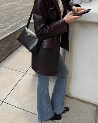 이 바지엔 어떤 아우터가 어울려?🤔
체형 보완부터 스타일까지 챙긴 부츠컷 팬츠 활용법 , 참고해 🔍💙
부츠컷 팬츠 활용법 2가지, 따라 입어 보세요.
1. 가죽 블레이저
부츠컷 팬츠에 가죽 블레이저를 매치하면, 시크하면서도 은은한 레트로 무드가 살아납니다. 각이 살아 있는 오버 실루엣의 자켓이 룩에 힘을 실어주고, 아래로 퍼지는 부츠컷 라인이 더해져 시크한 분위기를 완성하죠.
2. 롱 슬리브
베이직한 롱 슬리브와의 조합은 간결하면서도 균형 잡힌 실루엣을 만들어줍니다. 상체는 슬림하게 잡아주고 하체는 자연스럽게 퍼지면서 바디라인을 강조할 수 있죠. 군더더기 없이 깔끔해 미니멀하면서도 캐주얼한 룩을 완성할 수 있습니다.
3. 니트
포근한 니트와 부츠컷 팬츠를 매치하면, 상체는 부드럽게 감싸주고 하체는 자연스럽게 퍼지며 안정감 있는 실루엣을 완성합니다. 허리는 정돈되고 다리는 길어 보이는 효과까지 더해져, 편안하면서도 페미닌한 분위기를 연출할 수 있습니다. 이미지
