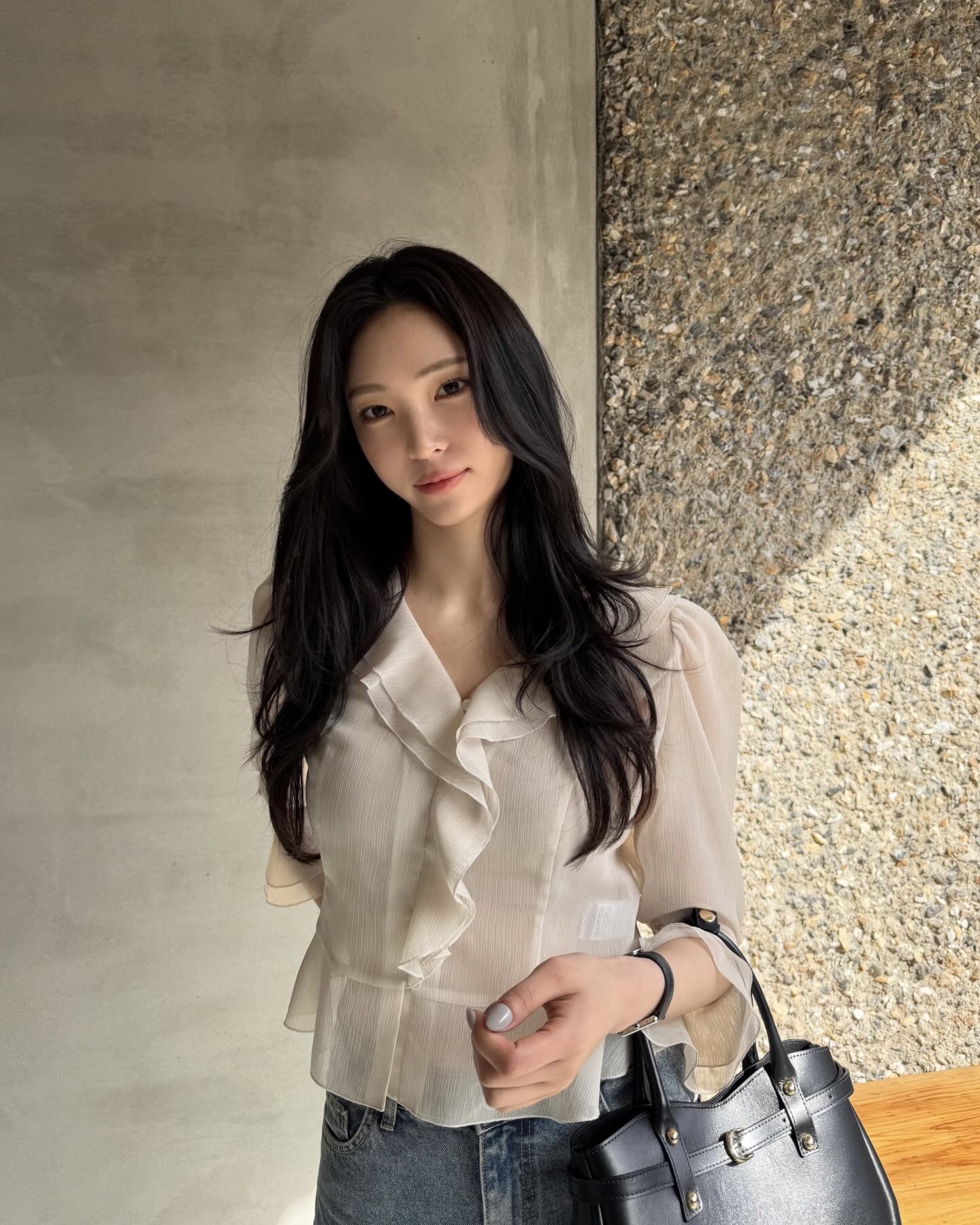 거지존이 고민이라면 모두 주목🧐
길이에 따라 달라지는 레이어드 헤어의 매력✂️💖
분위기부터 다른 레이어드 헤어, 지금 바로 소개해드릴게요.
1. 단발 레이어드 헤어
가볍고 산뜻한 분위기를 내기 좋은 스타일입니다. C컬이나 뻗침 스타일링으로 단정하거나 트렌디한 무드를 연출할 수 있습니다.
2. 중발 레이어드 헤어
자연스러운 층감이 가장 예쁘게 살아나는 길이입니다. S컬이나 빌드펌을 더하면 여성스럽고 분위기 있는 느낌을 낼 수 있습니다.
3. 장발 레이어드 헤어
긴 머리의 무게감은 덜고 풍성한 실루엣은 살려주는 스타일입니다. C컬이나 웨이브를 넣어 다양하게 연출할 수 있습니다. 이미지6